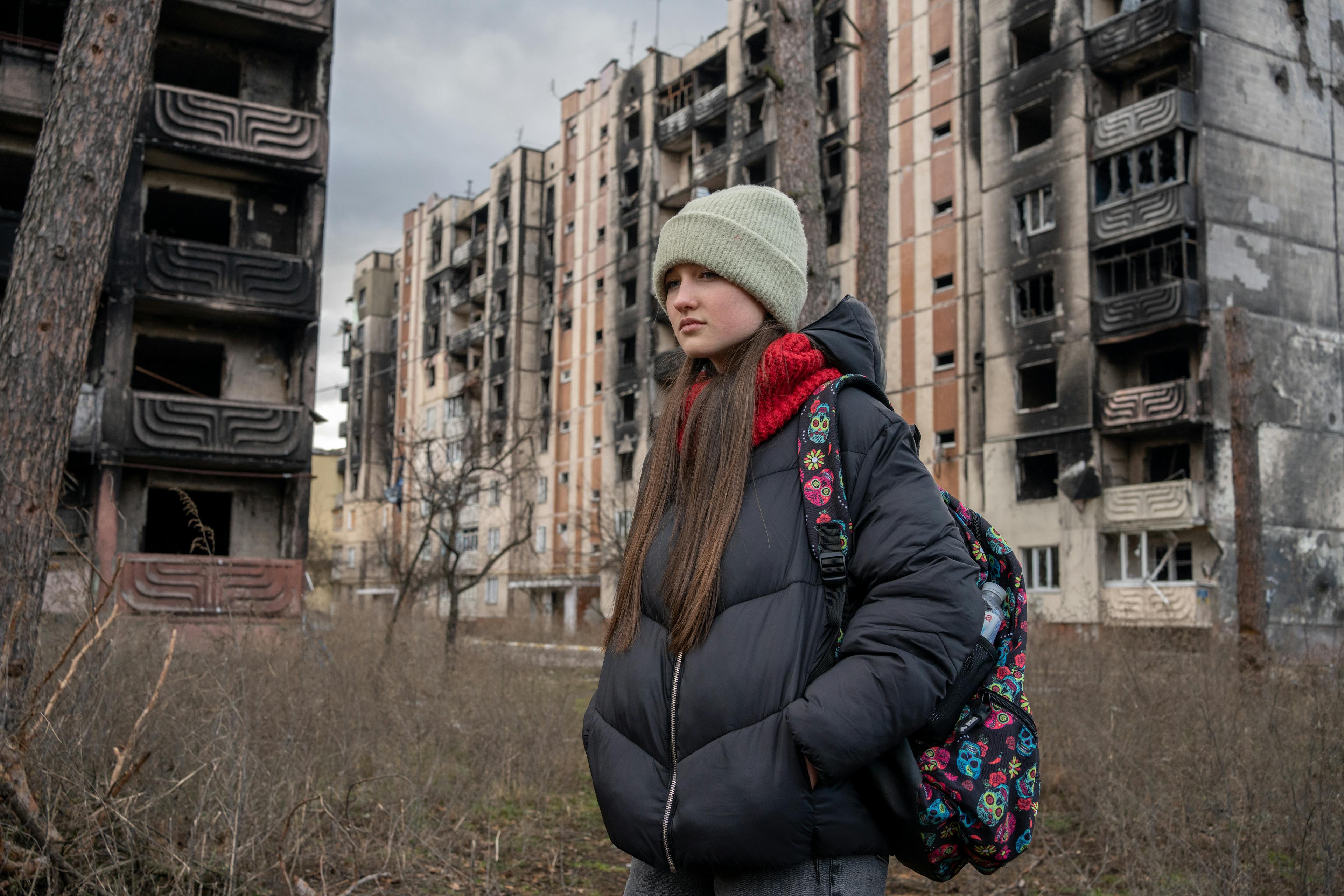 Flicka bland byggnader - Ukraina 2023