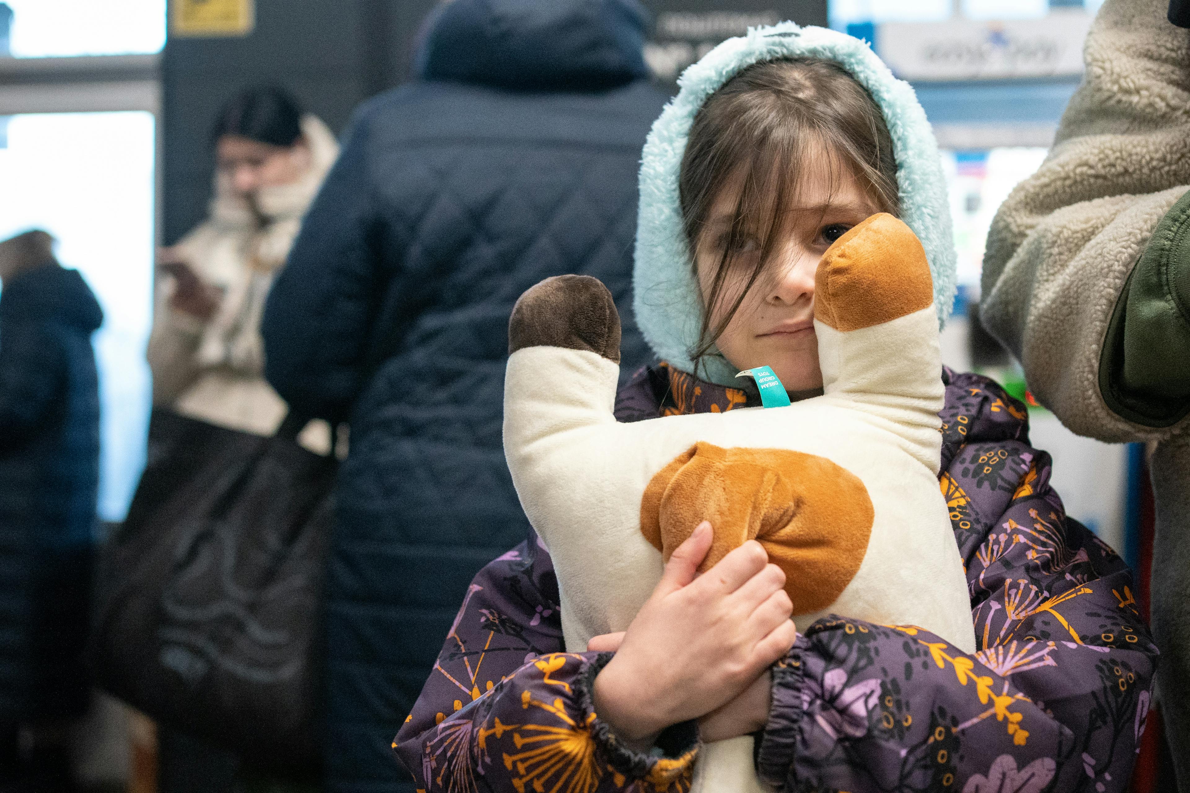 Flicka i skyddsrum i tunnelbanan - Ukraina 2024