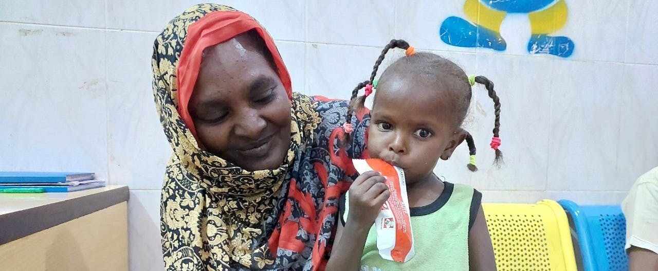 Flicka i Sudan äter RUTF
