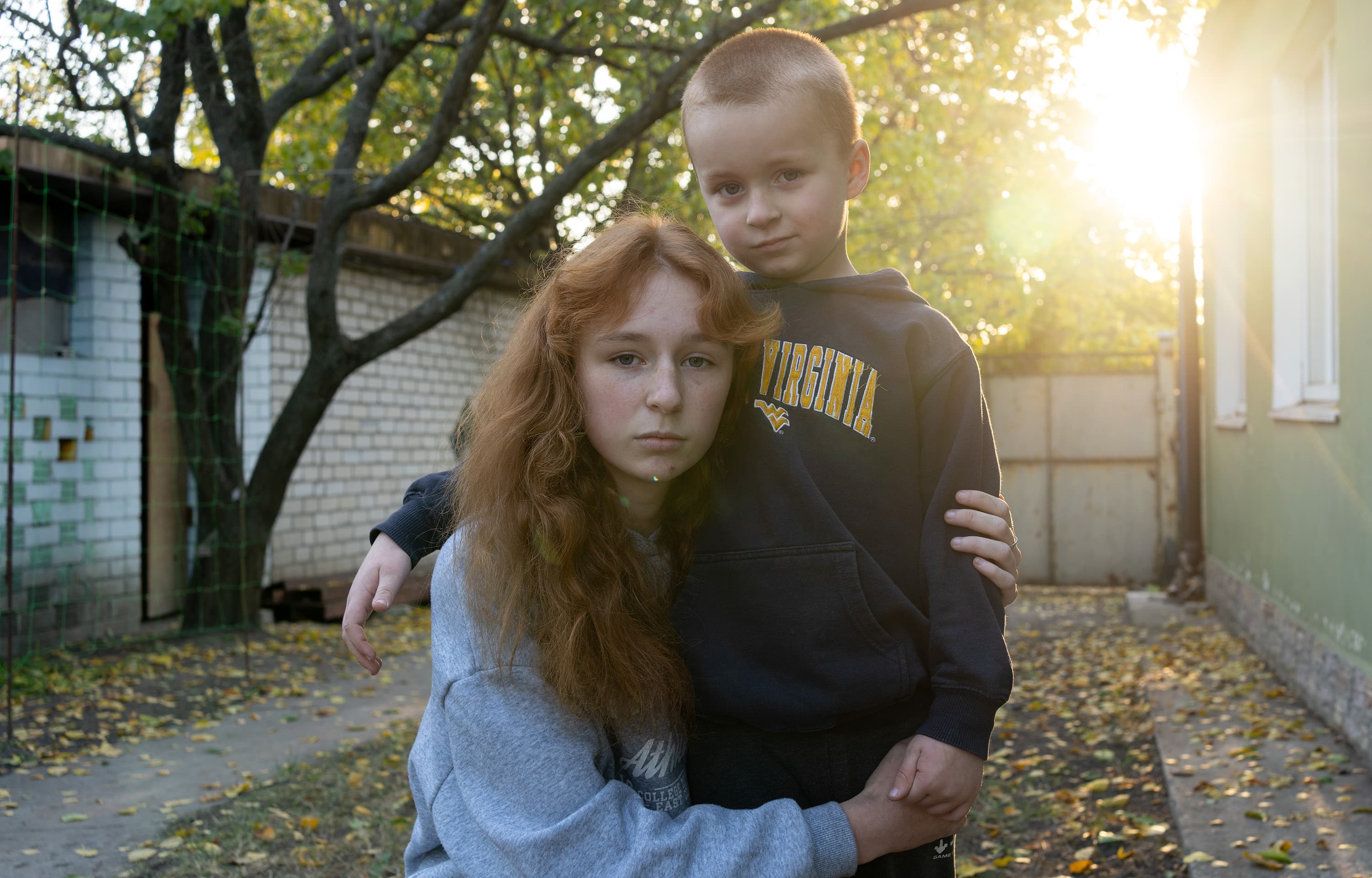 Syskonpar med solljus - Ukraina 2024 - cropped mobile