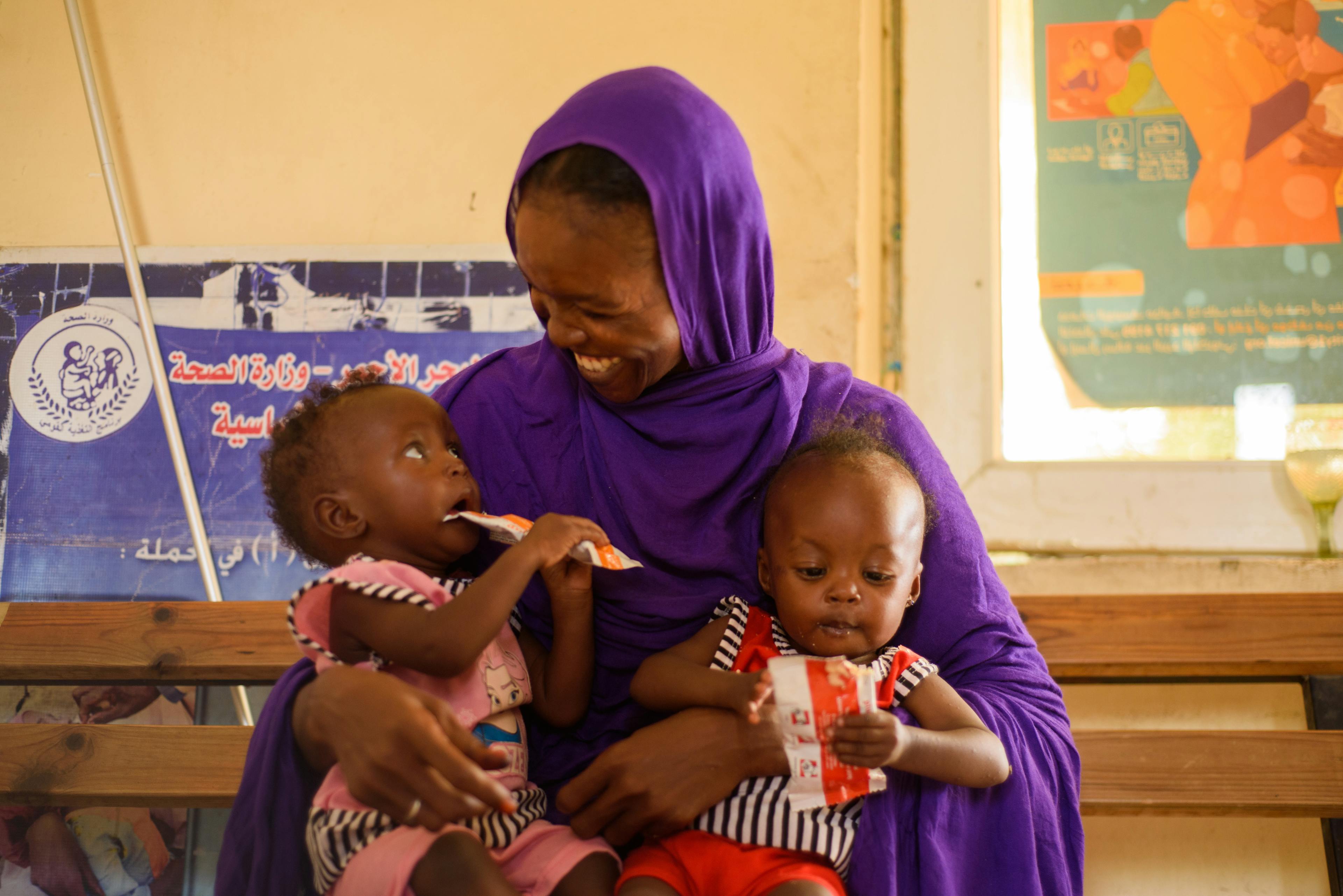 Tvillingar i mammas knä - nötkräm - Sudan 2023
