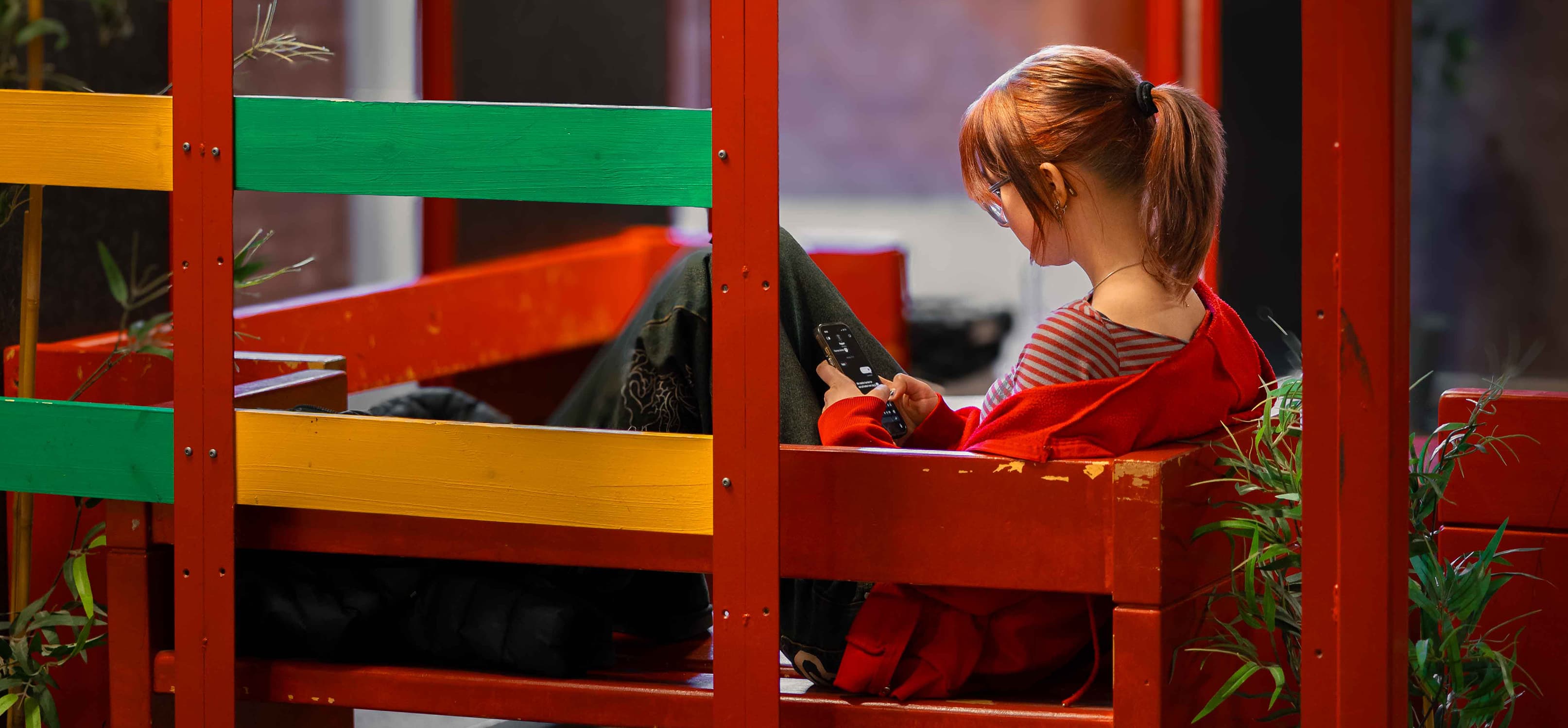 Flicka med telefon - Sverige 2026