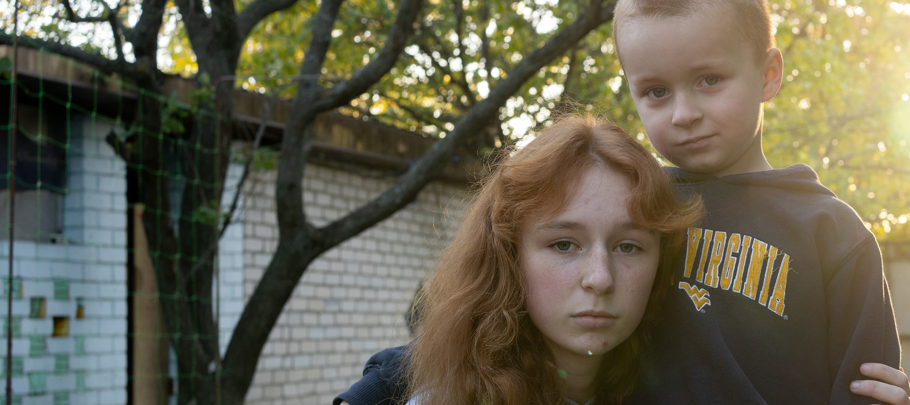 Syskonpar med solljus - Ukraina 2024 - cropped desktop