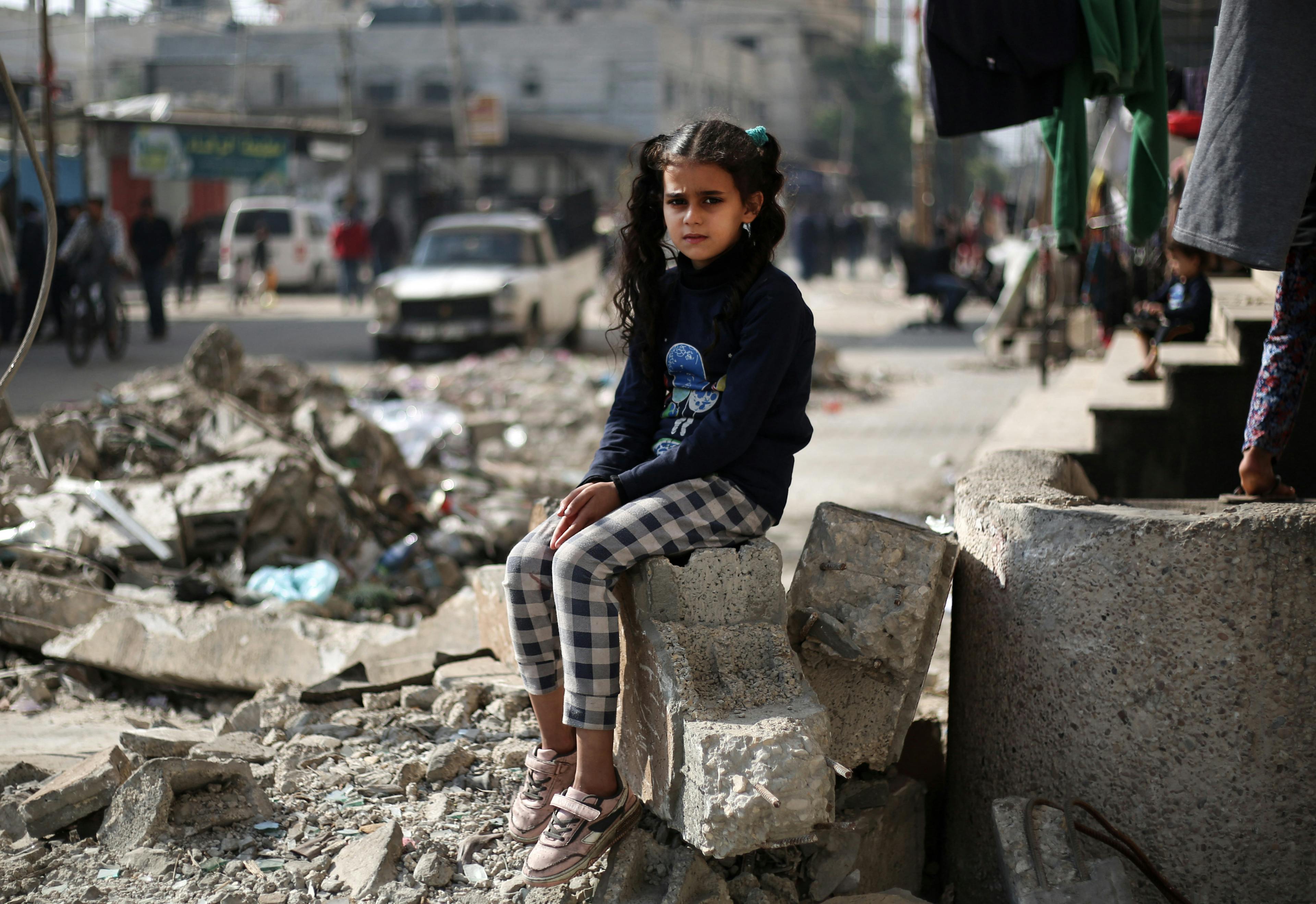 Flicka vid rasmassor - Gaza 2024 - mobile 