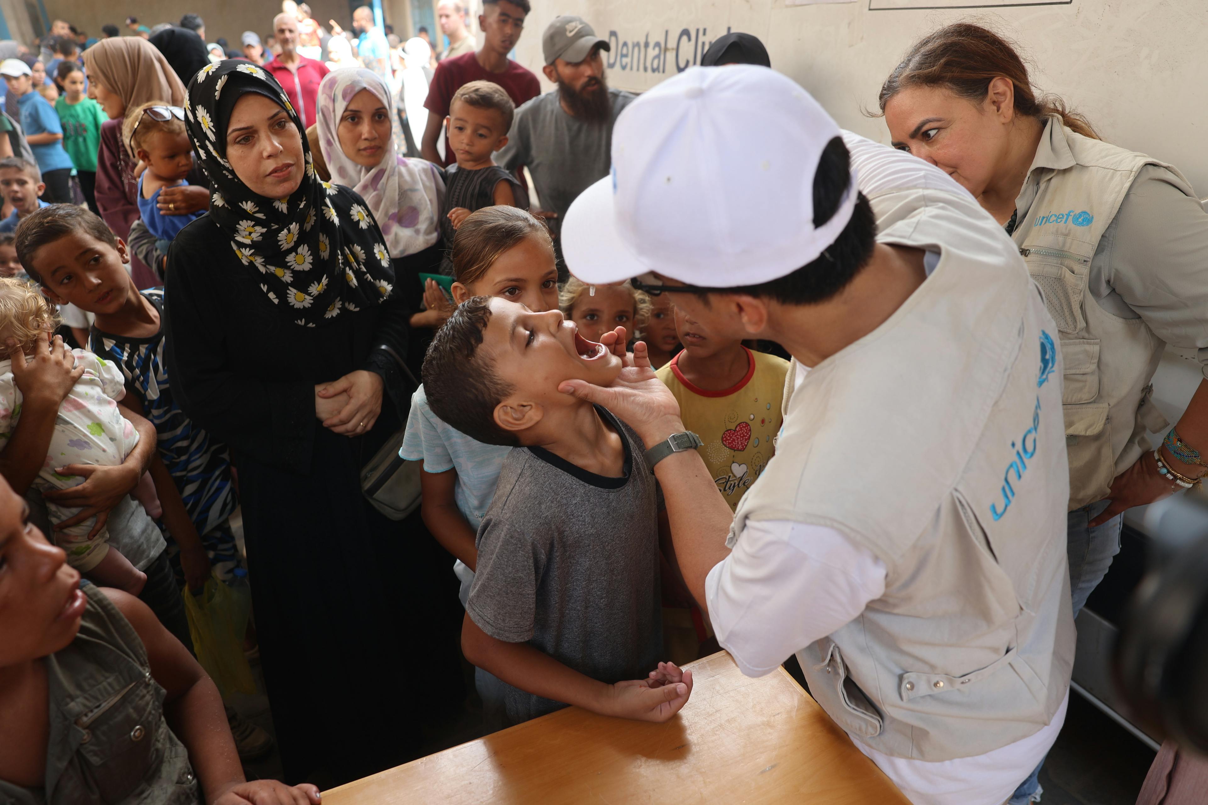 Barn vaccineras mot polio - Gaza 2024