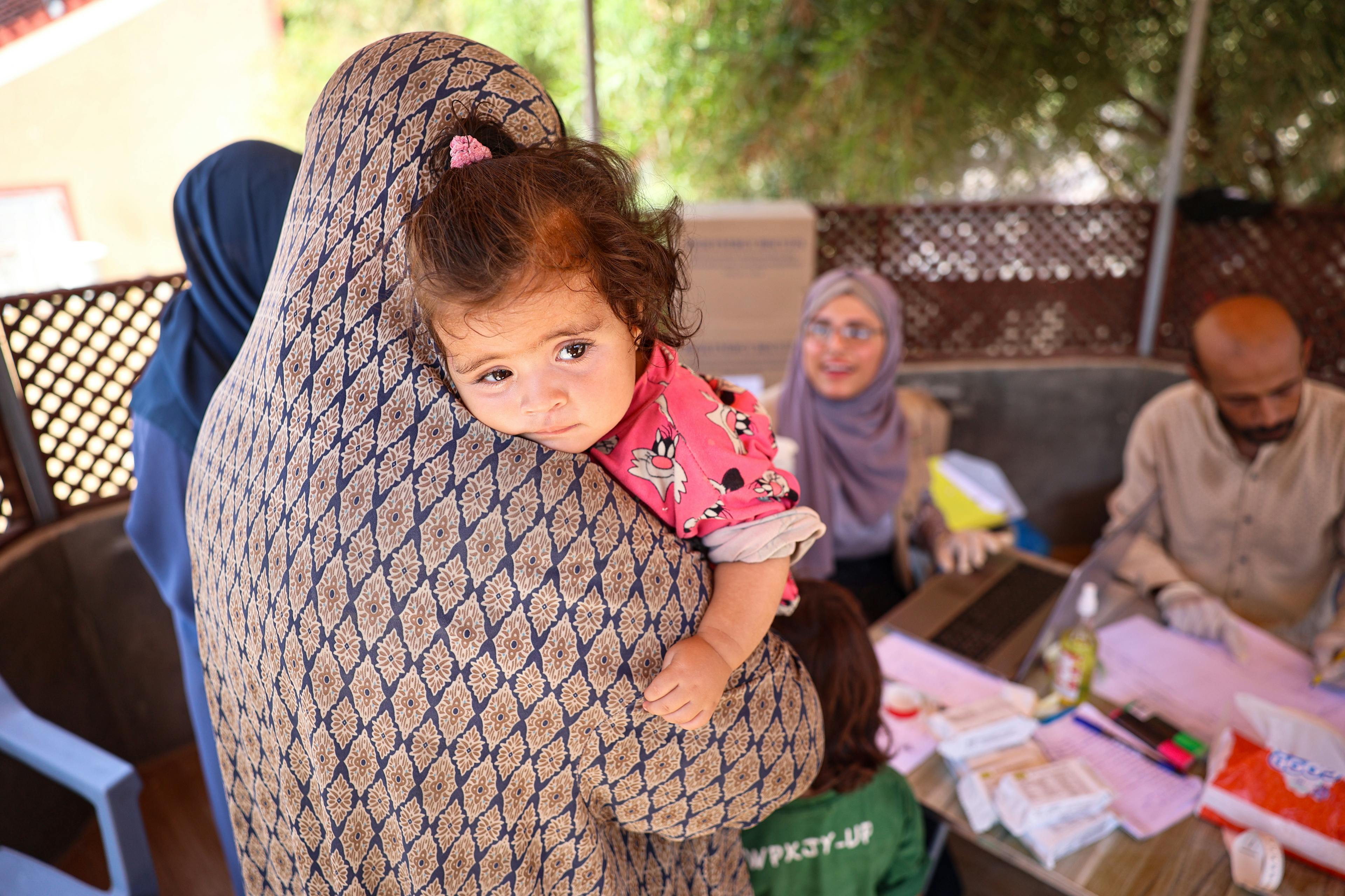 Barn i famn på mamma - Jana 1 år - Gaza 2024