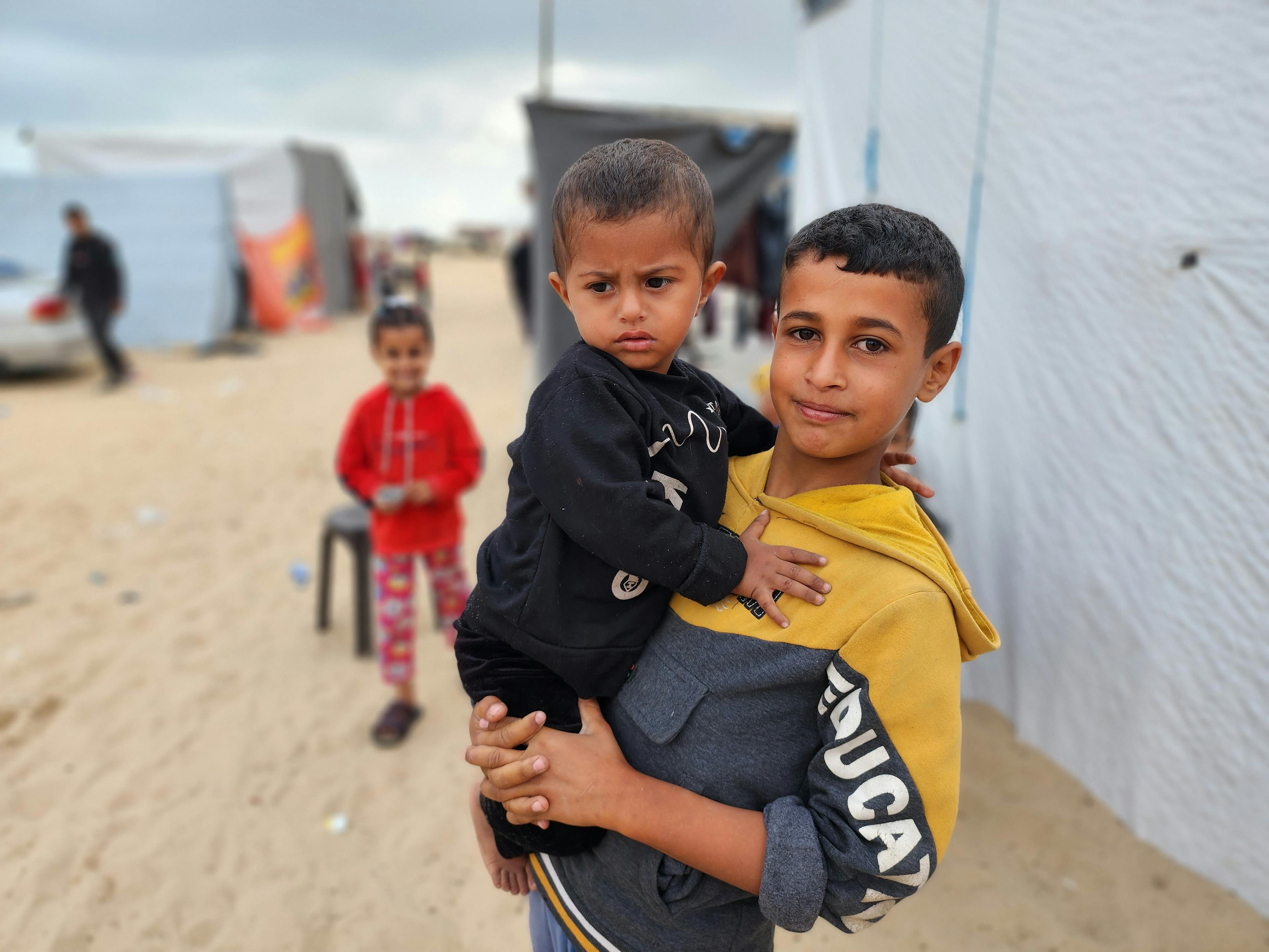 Syskonpar bland tält - Gaza - maj 2024