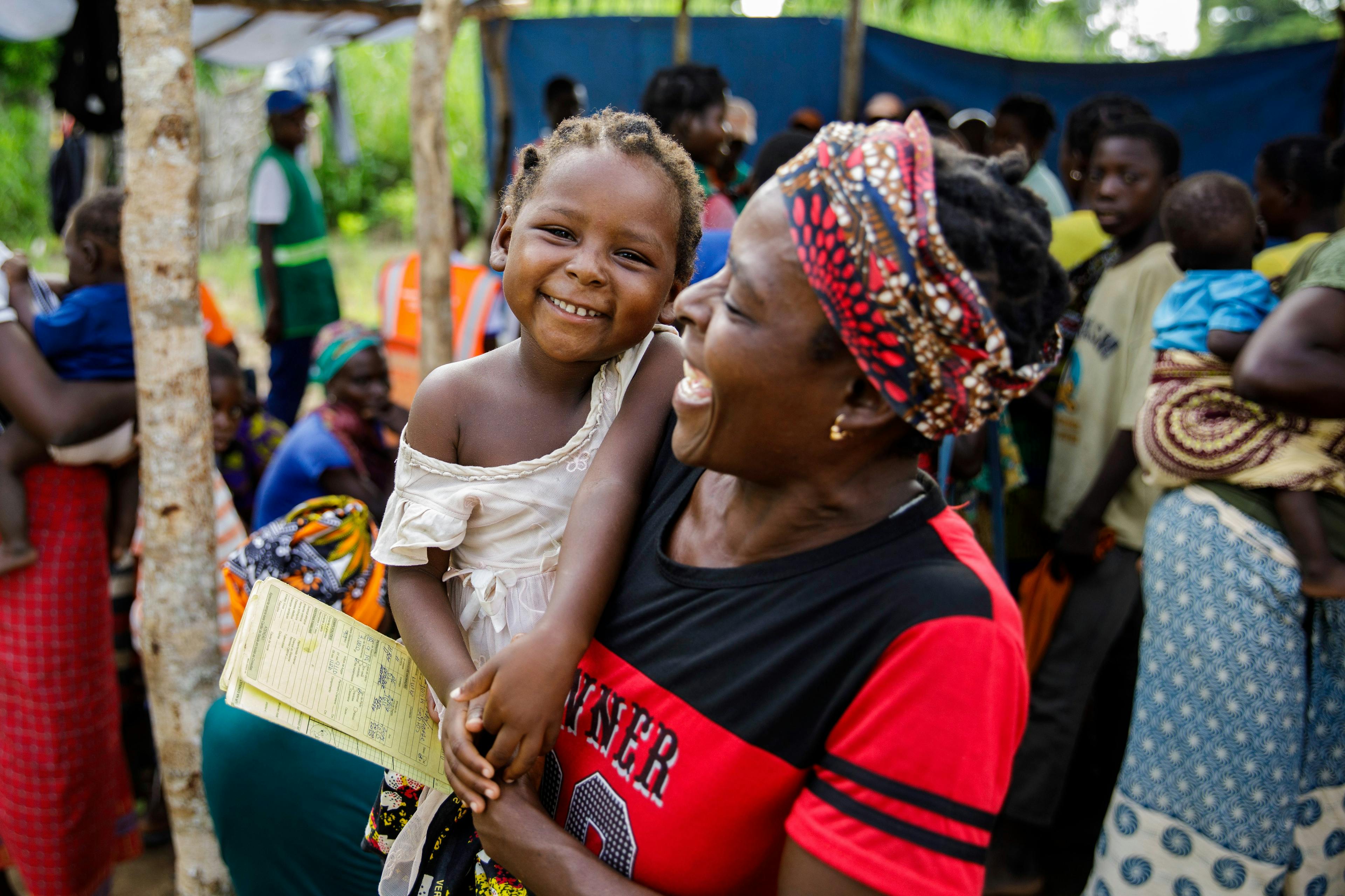 Dotter i mammas famn - Moçambique 2024 - cropped 