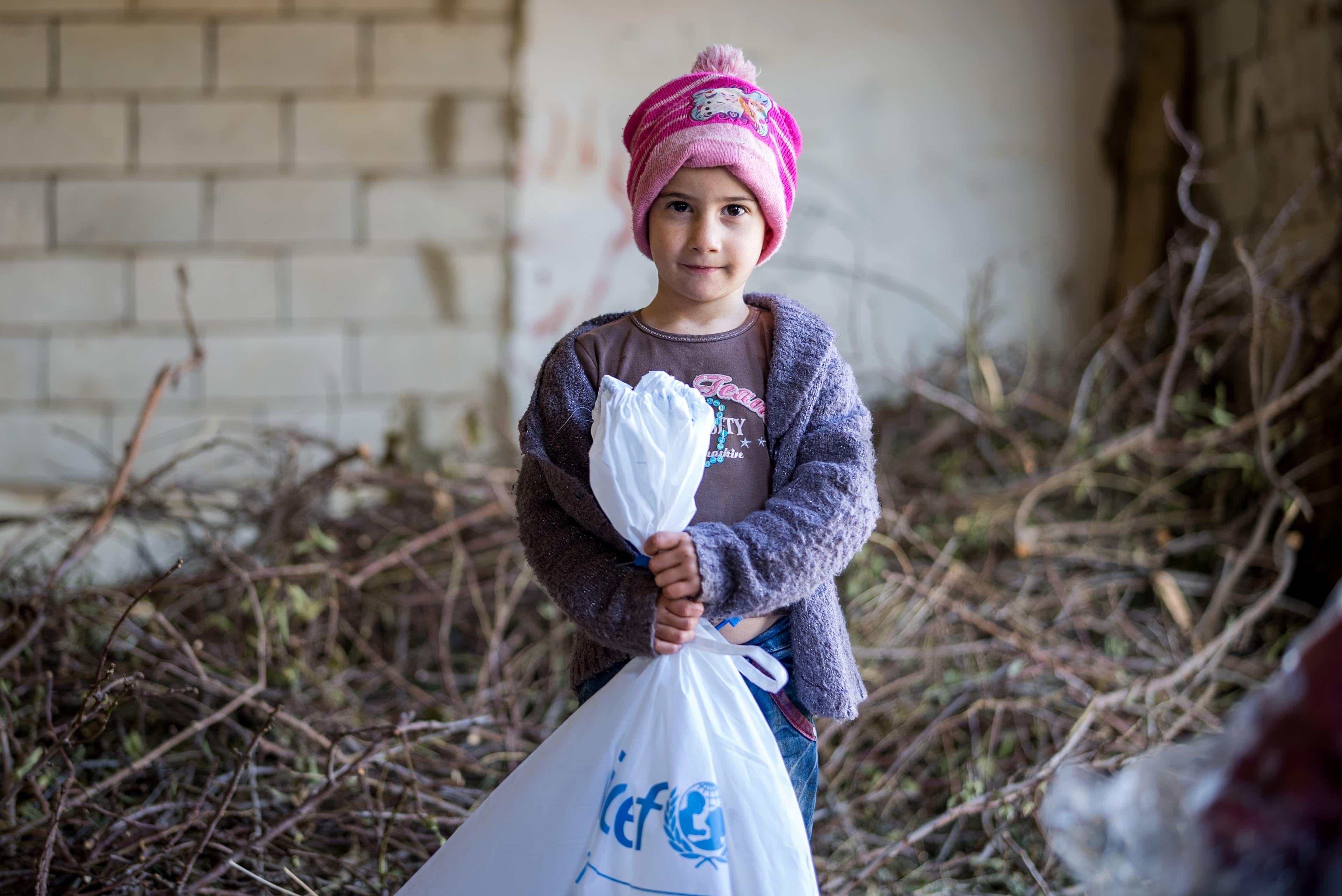 Barn får leverans av Unicef - Libanon 2023 - cropped