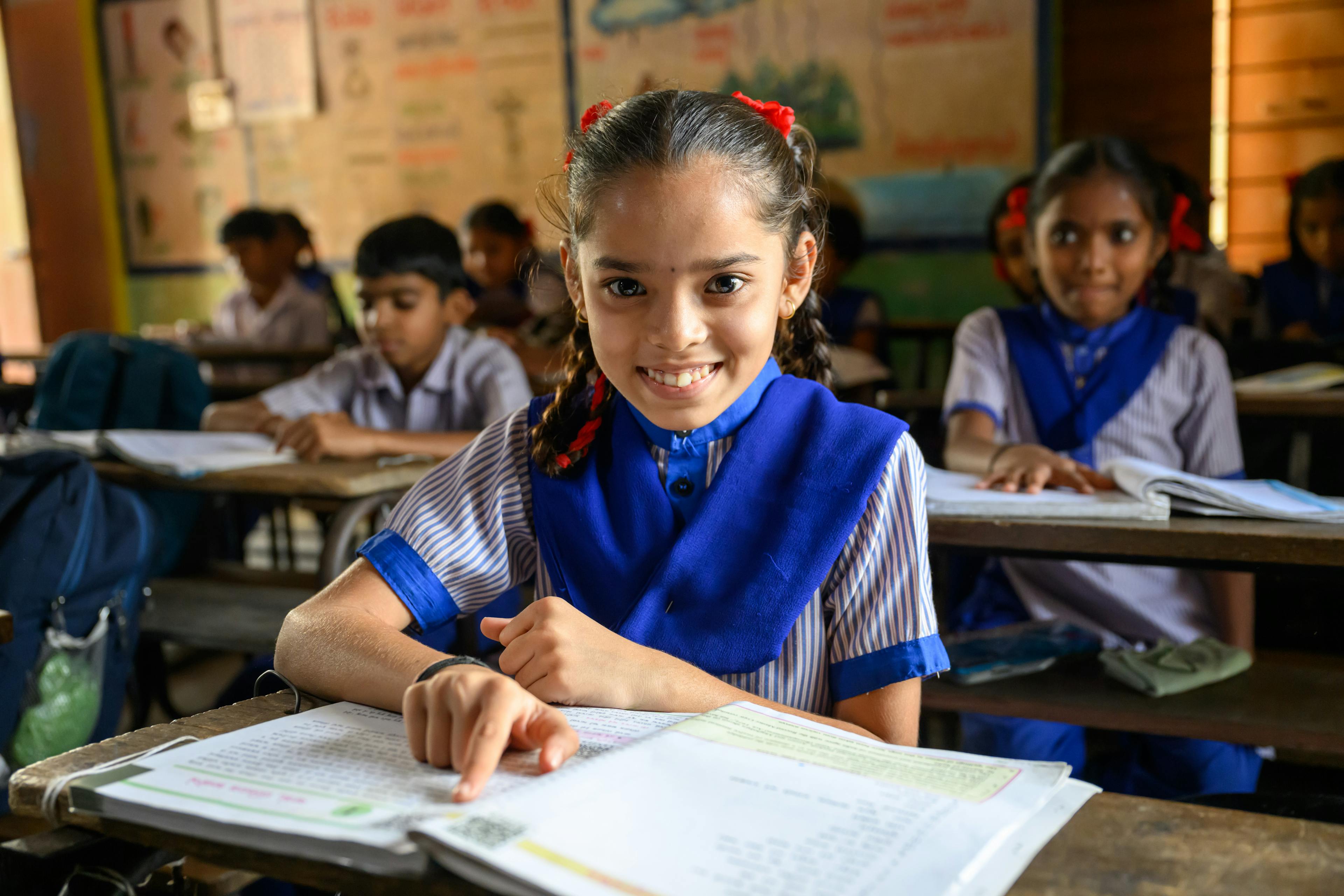 Skolflicka i klassrum - Indien 2023