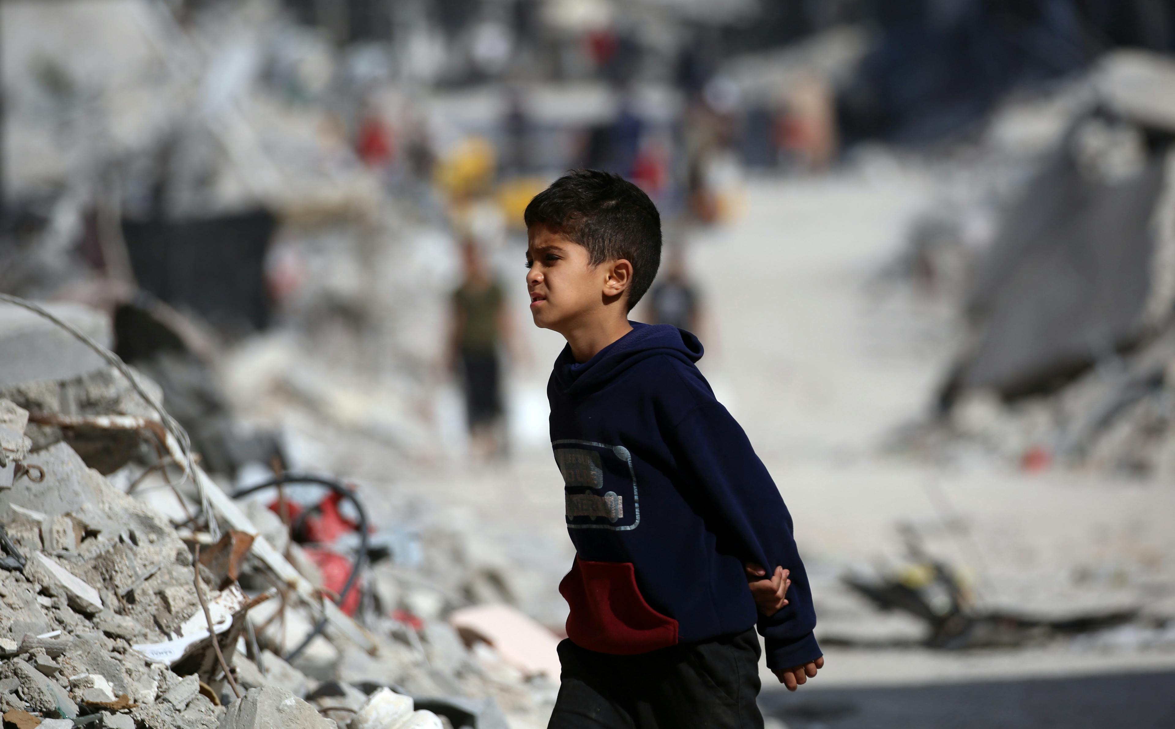 Pojke bland rasmassor - Gaza - maj 2024