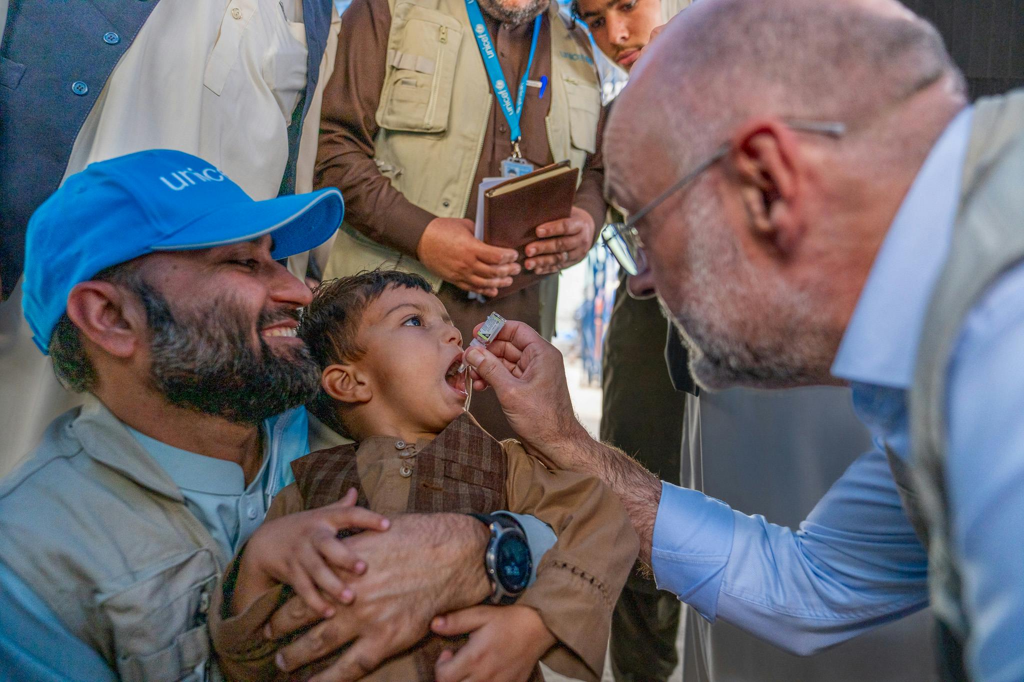 Pojke får poliovaccin - Afghanistan 2023 