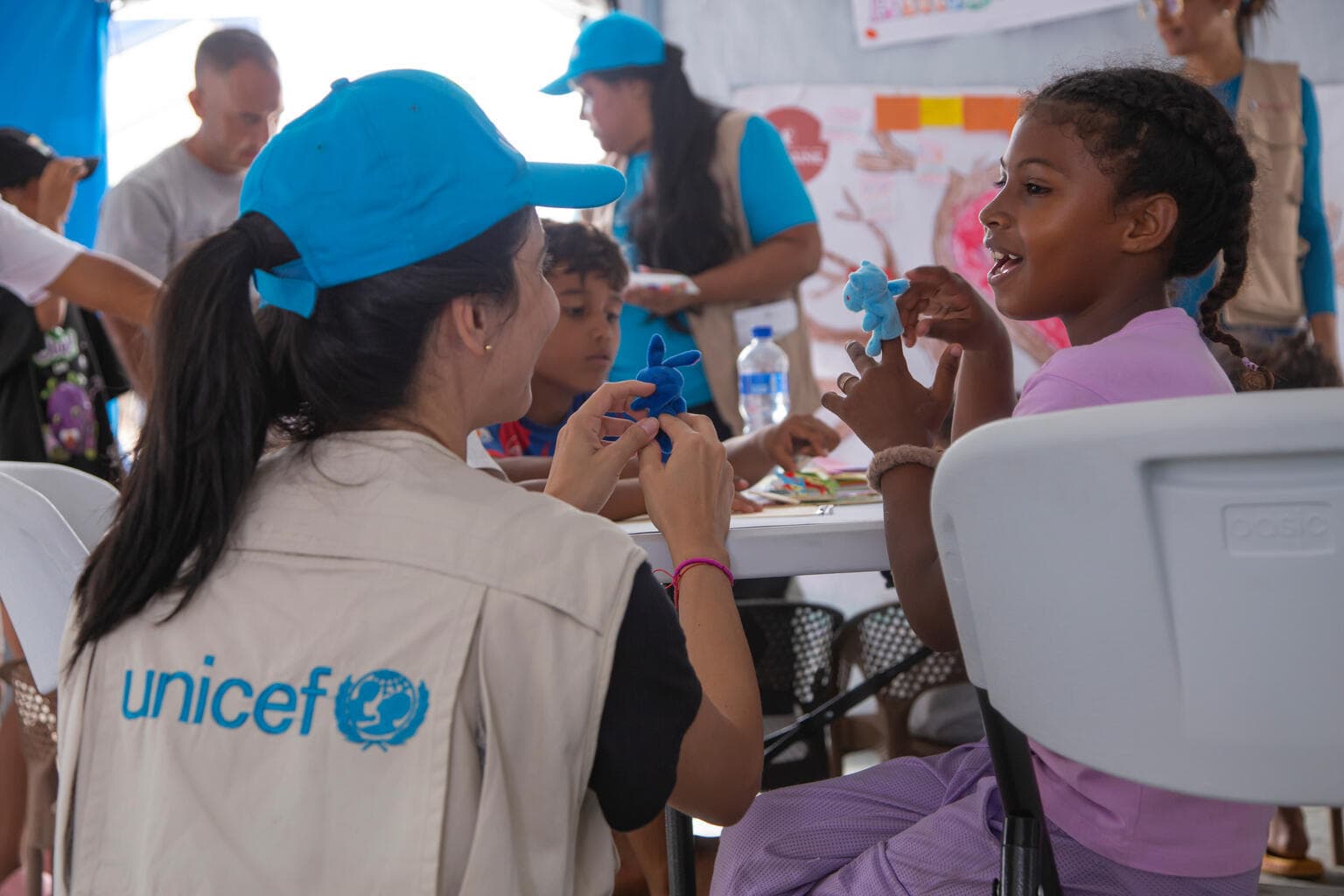 UNICEF-personal med barn – barnvänliga platser – Venezuela 2026