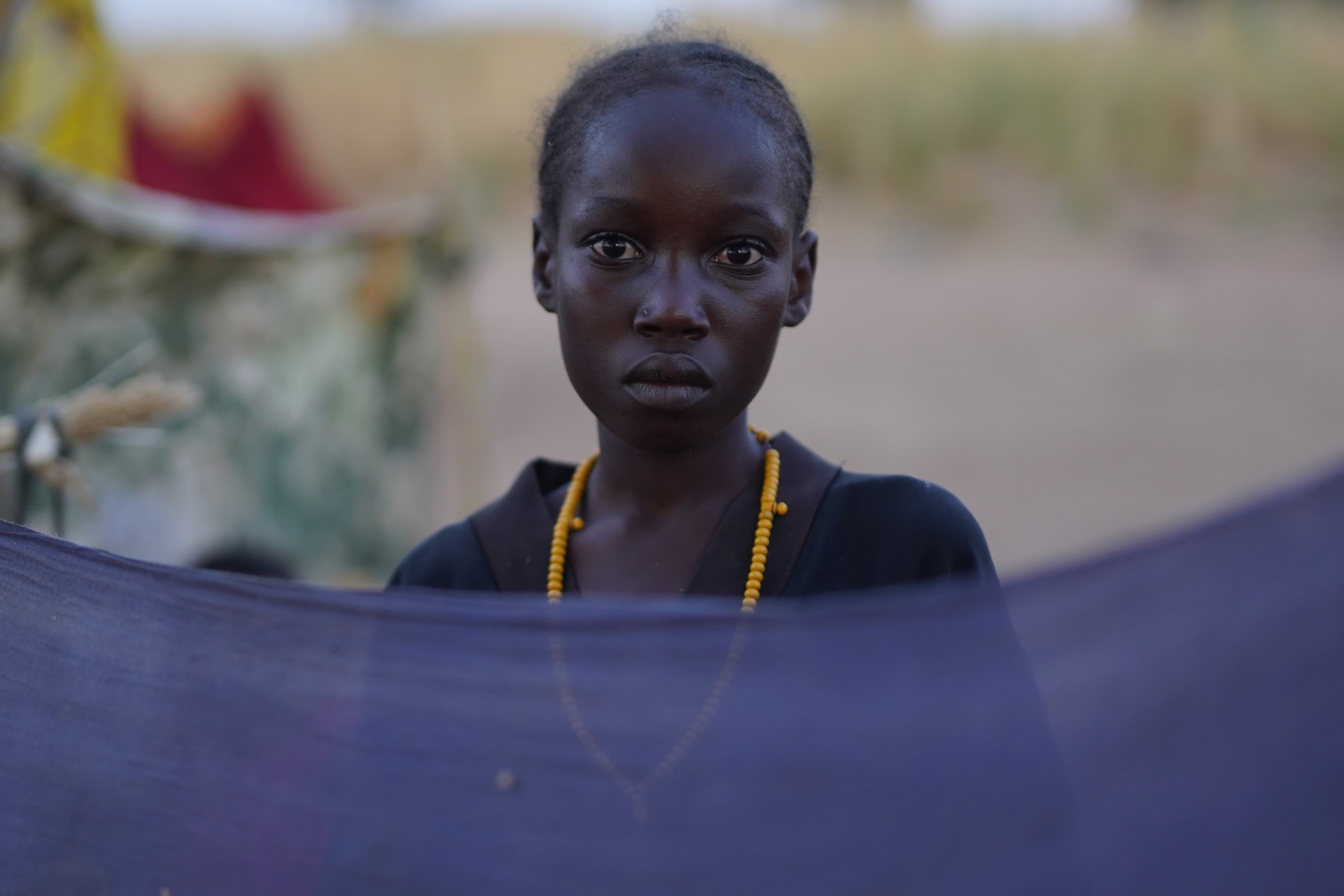 Porträtt på flicka på flykt - Sudan 2025 – mobile widget