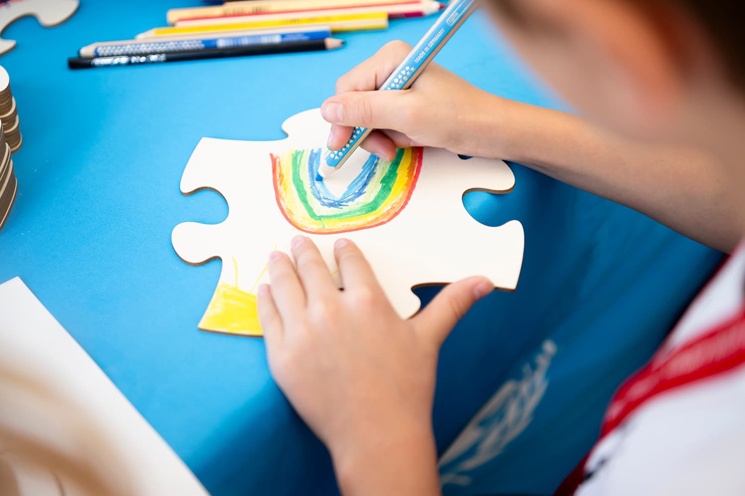 Barn ritar teckning - regnbåge - Tyskland 2024