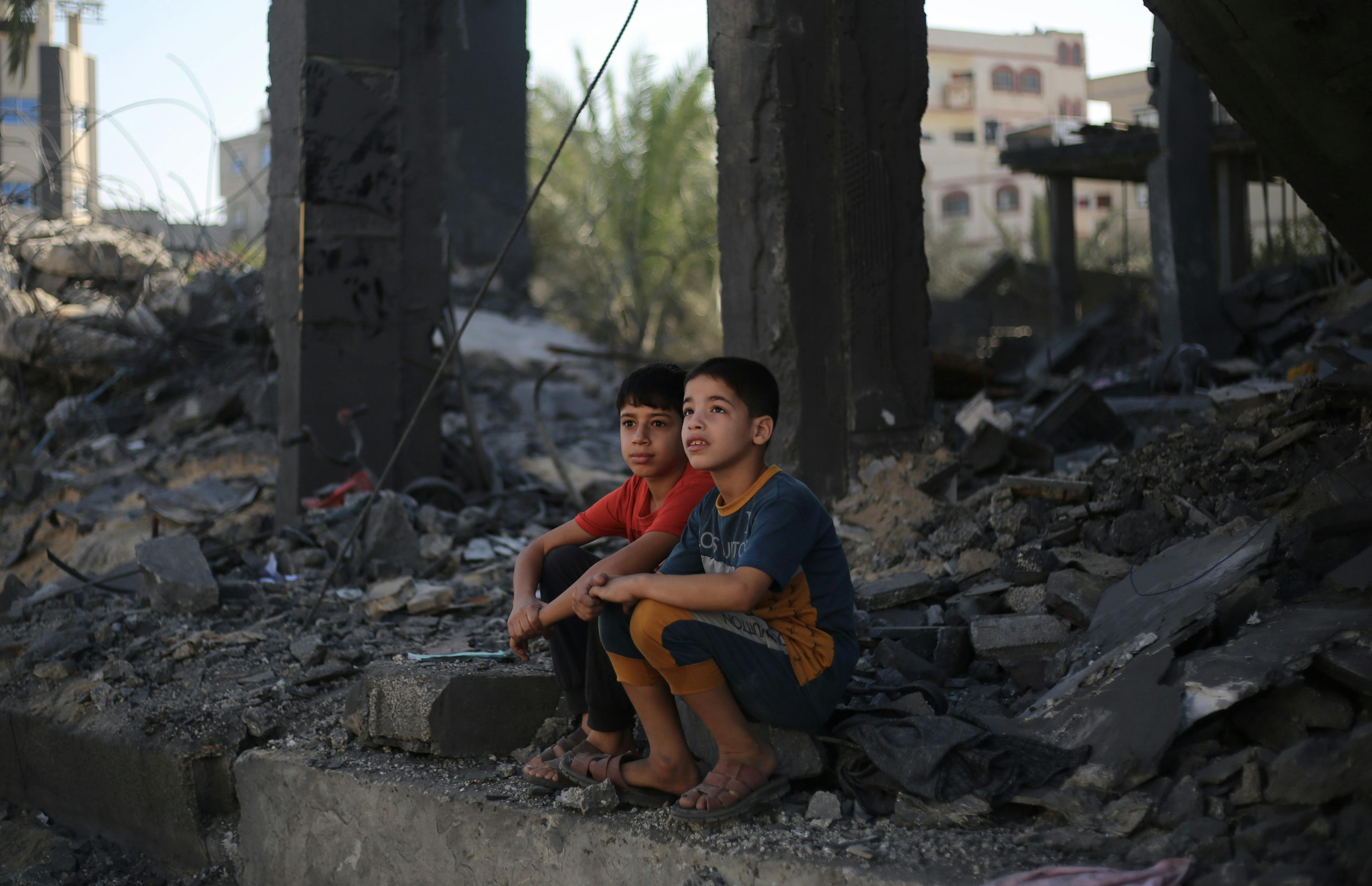 Två barn bland rasmassor - Gaza 2023 - cropped