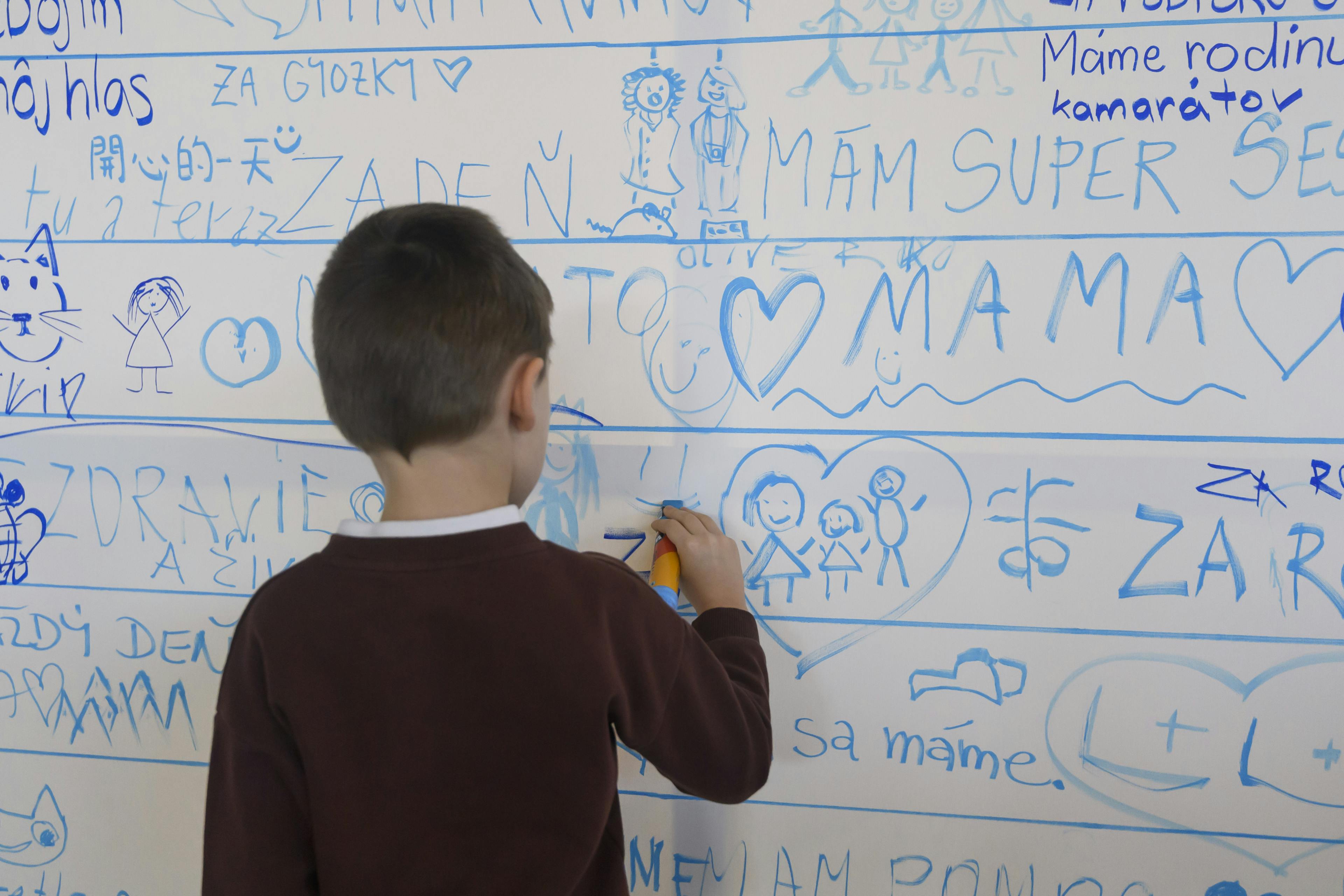 pojke ritar på tavla - barns ord - Slovakien 2023