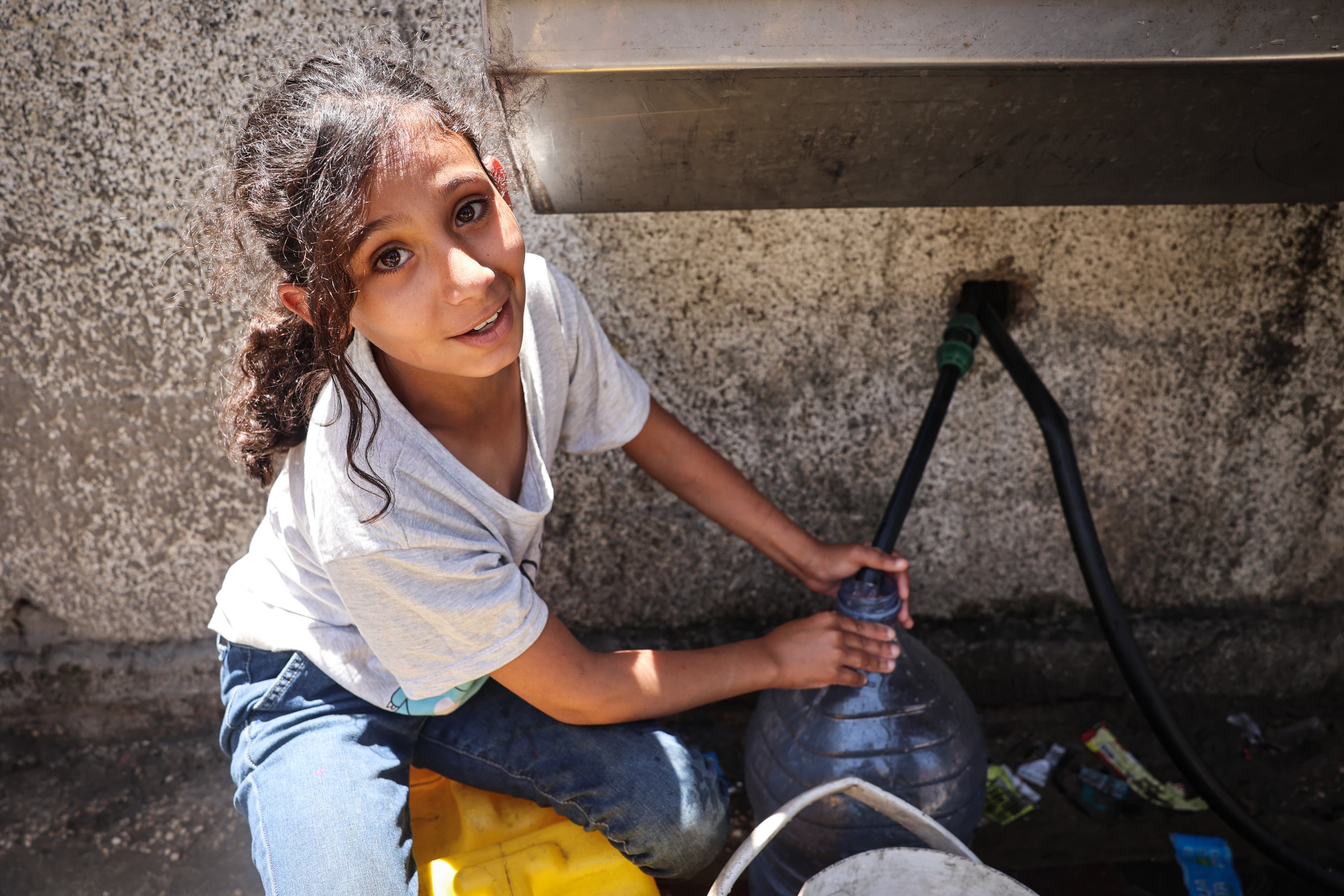 Flicka får rent vatten - Gaza 2024