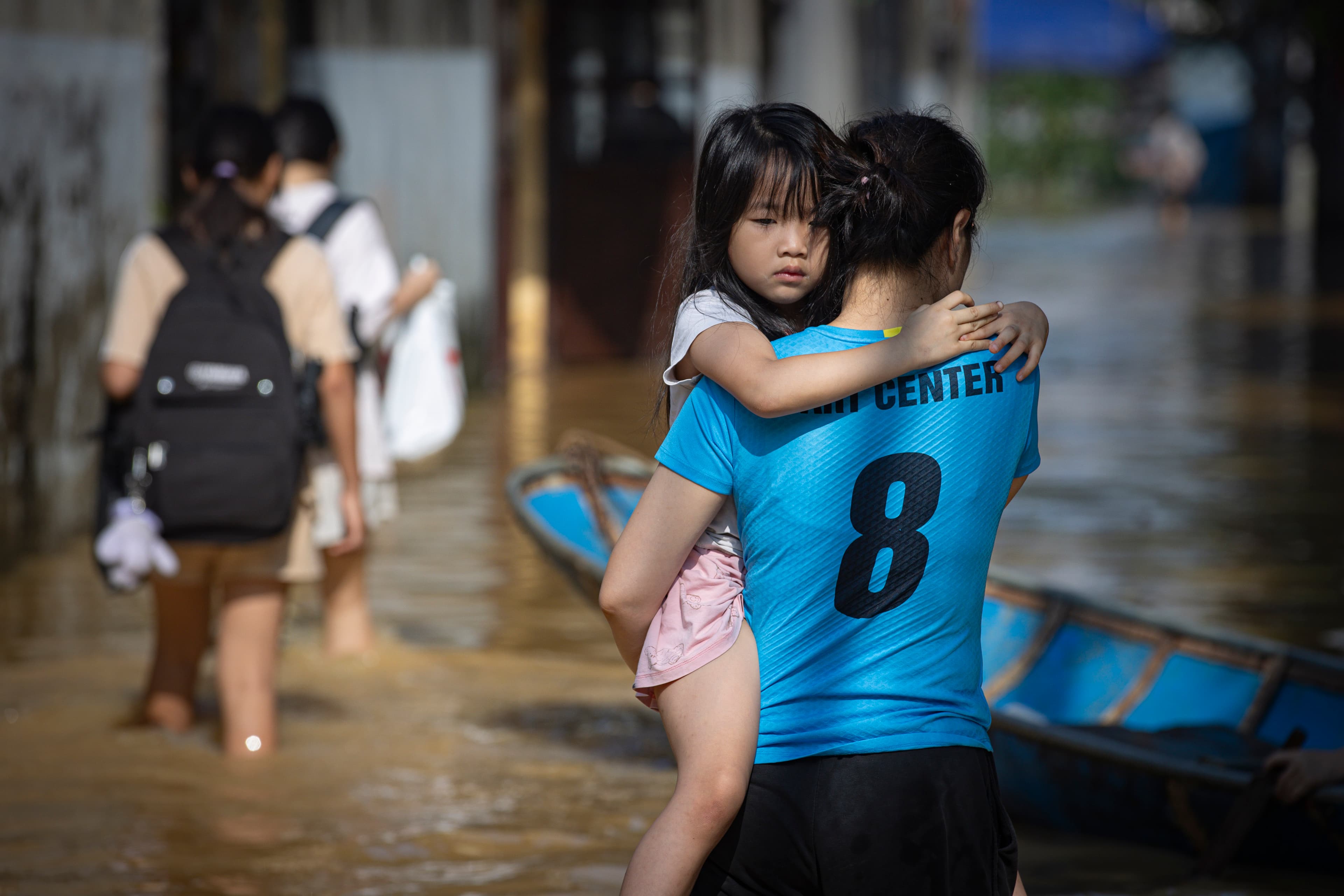 Barni mammas famn – översvämningar – Vietnam 2025