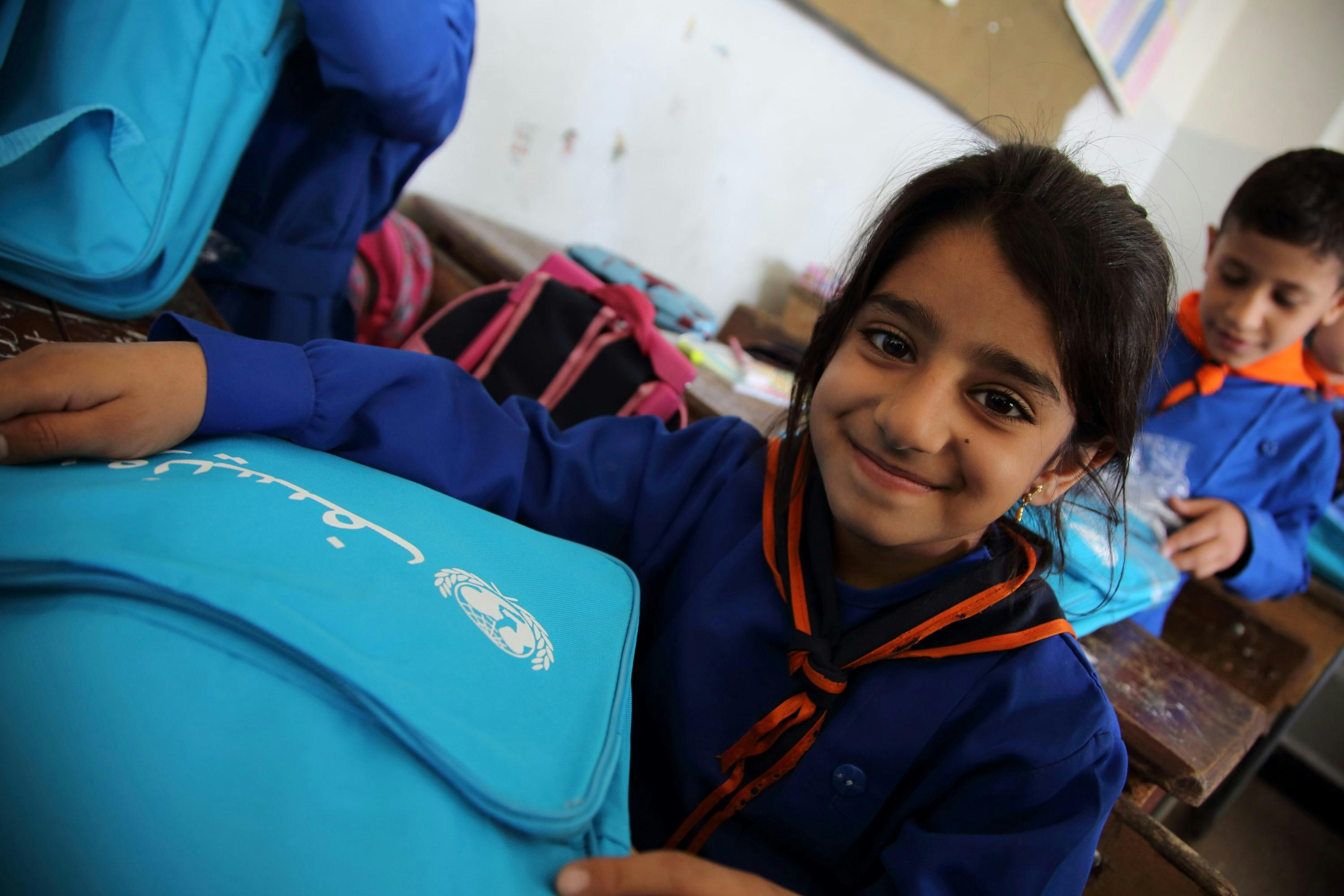 Flicka har fått en ny UNICEF-ryggsäck 