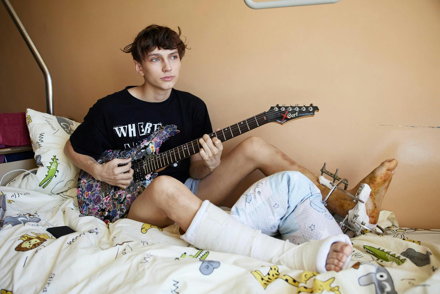 Pojke spelar gitarr i Ukraina