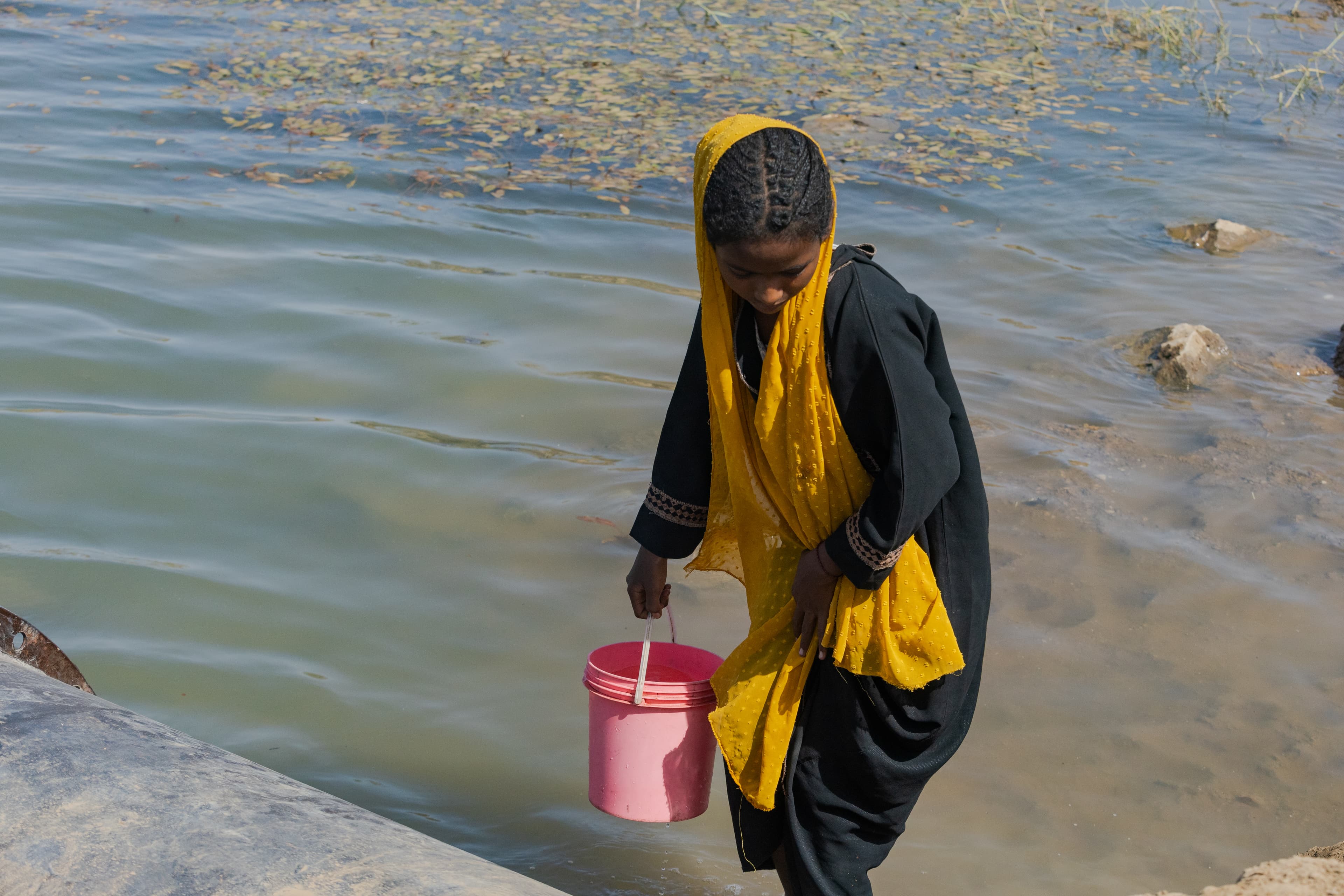 Flicka hämtar vatten - Sudan 2024