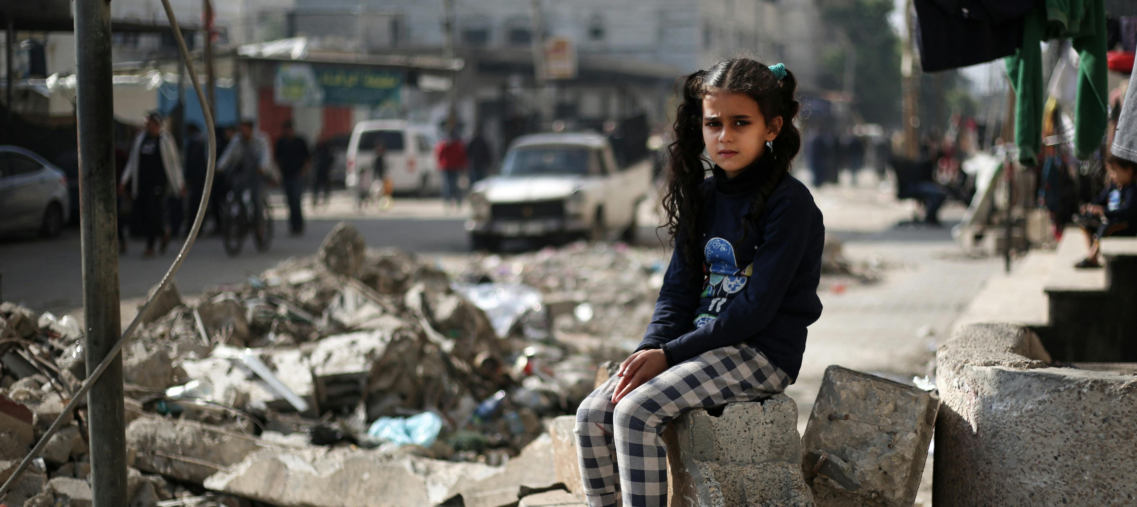 Flicka vid rasmassor - Gaza 2024 - cropped desktop