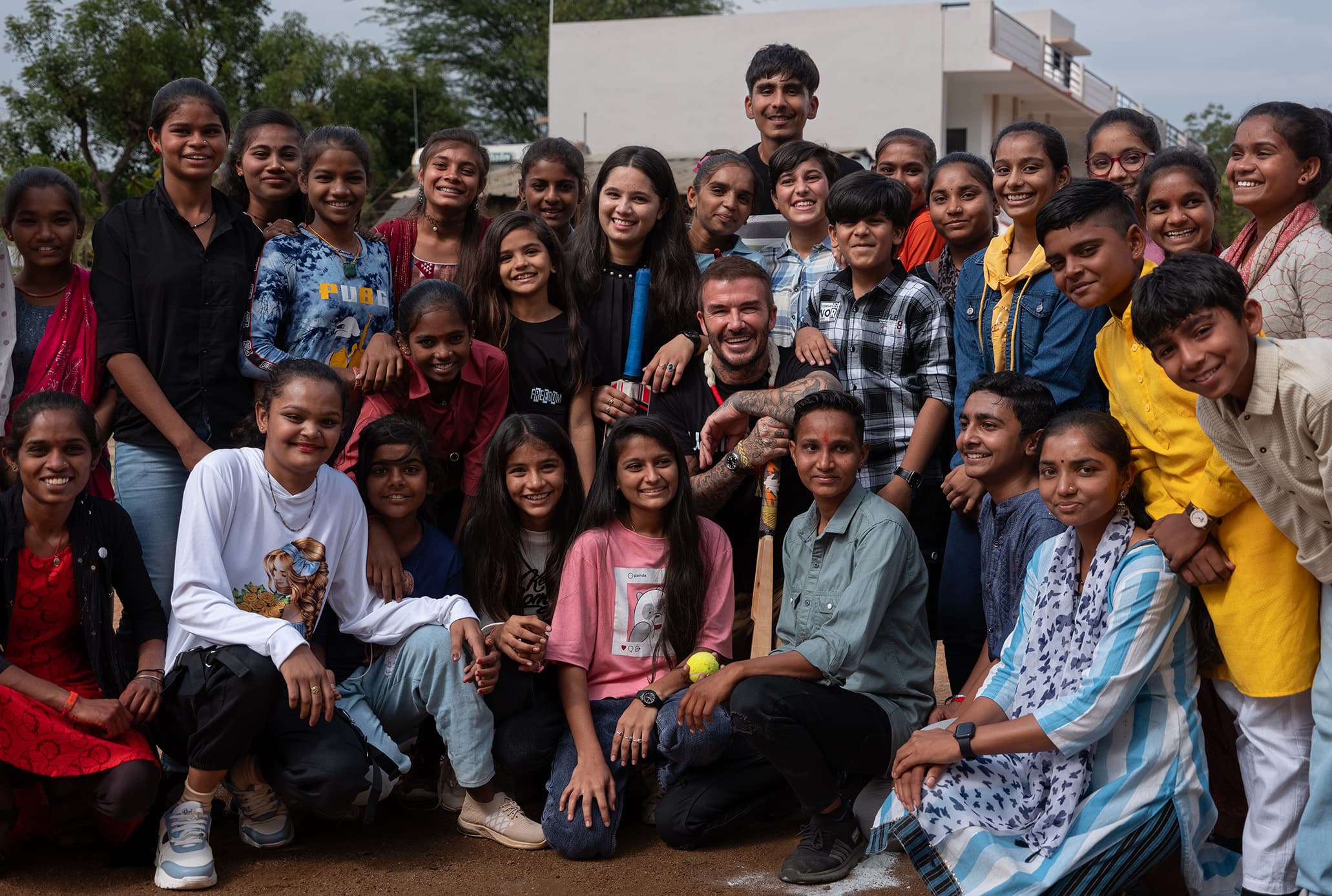 David Beckham med ungdomar - Indien 2023 - cropped mobile