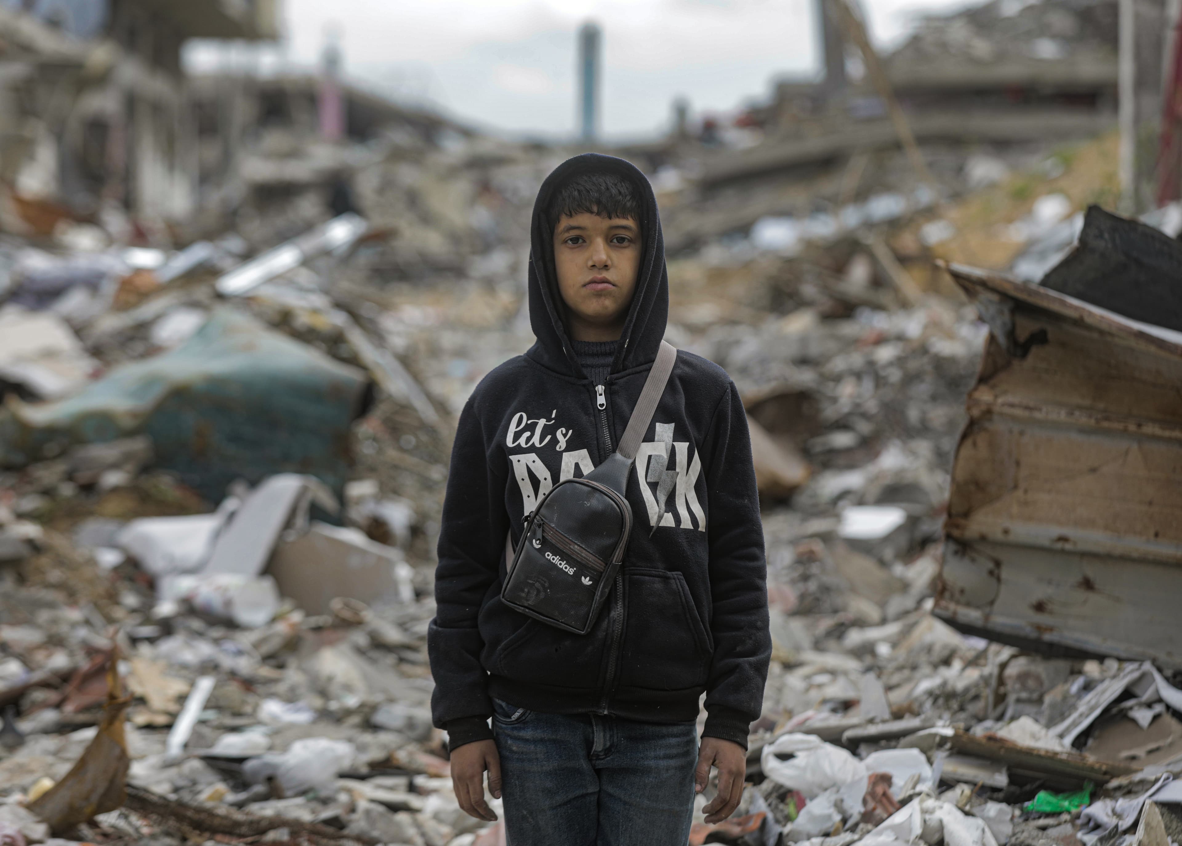 Pojke bland ruiner - Gaza 2025