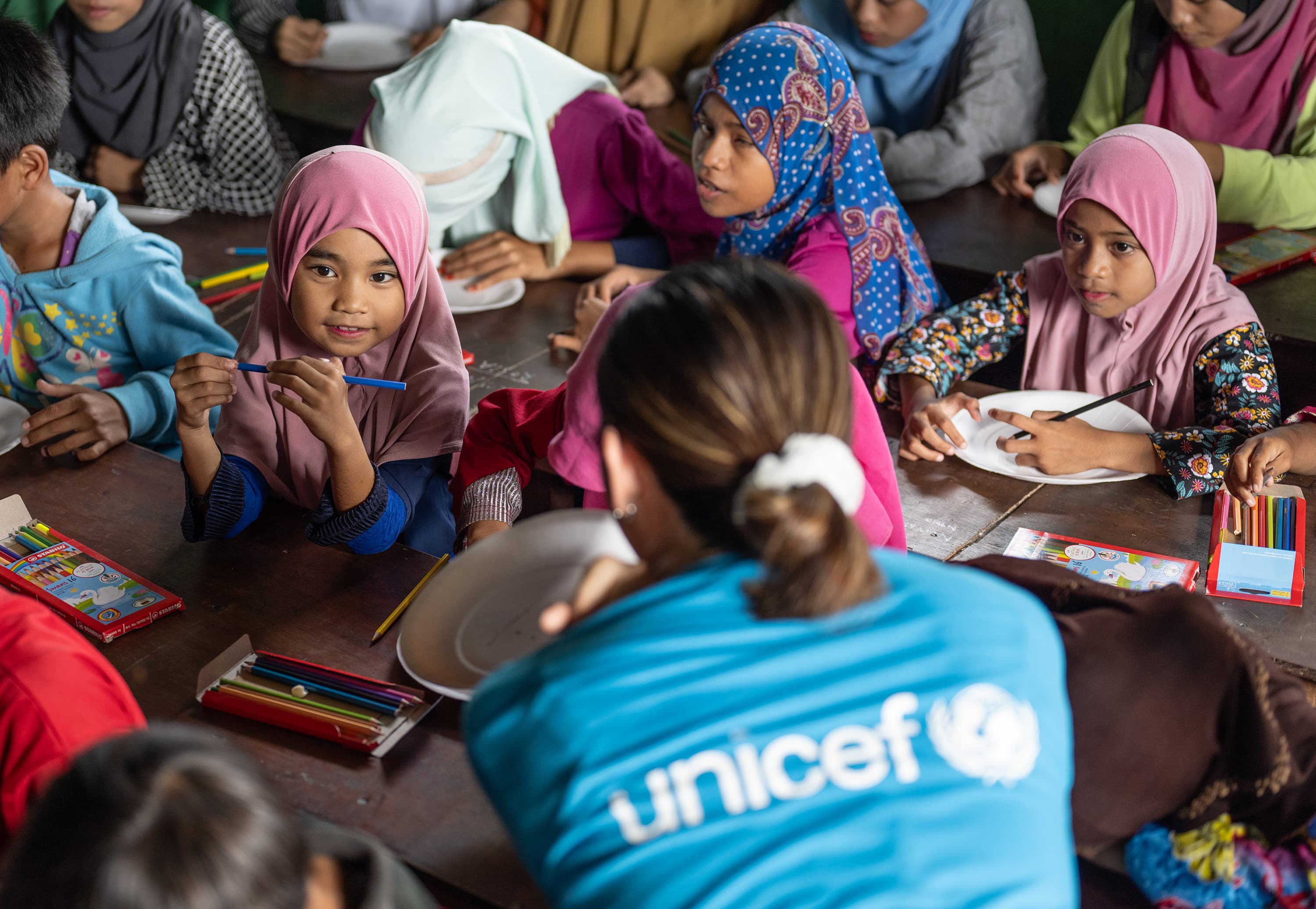 UNICEF-staff med barn i klassrum - Malaysia 2024