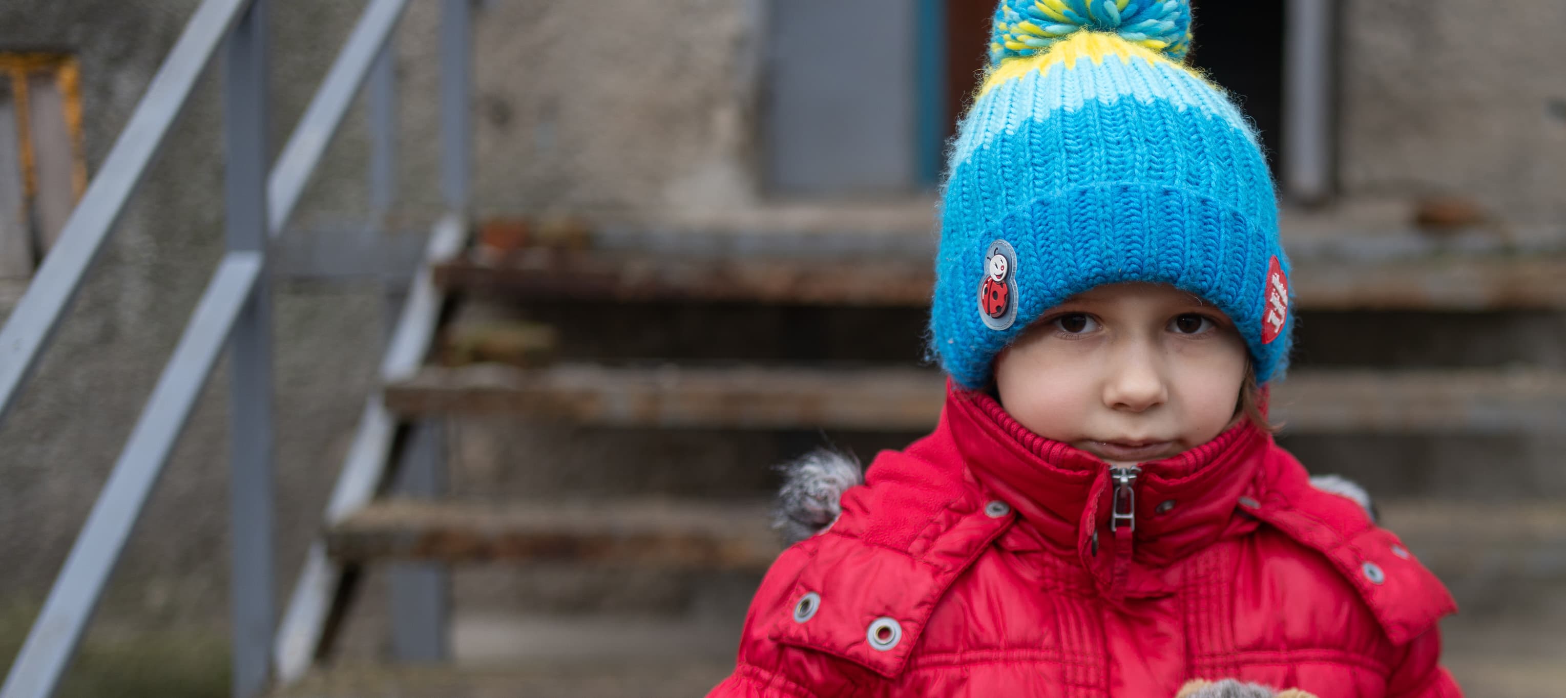 Flicka under vintern - Ukraina 2025 - cropped desktop