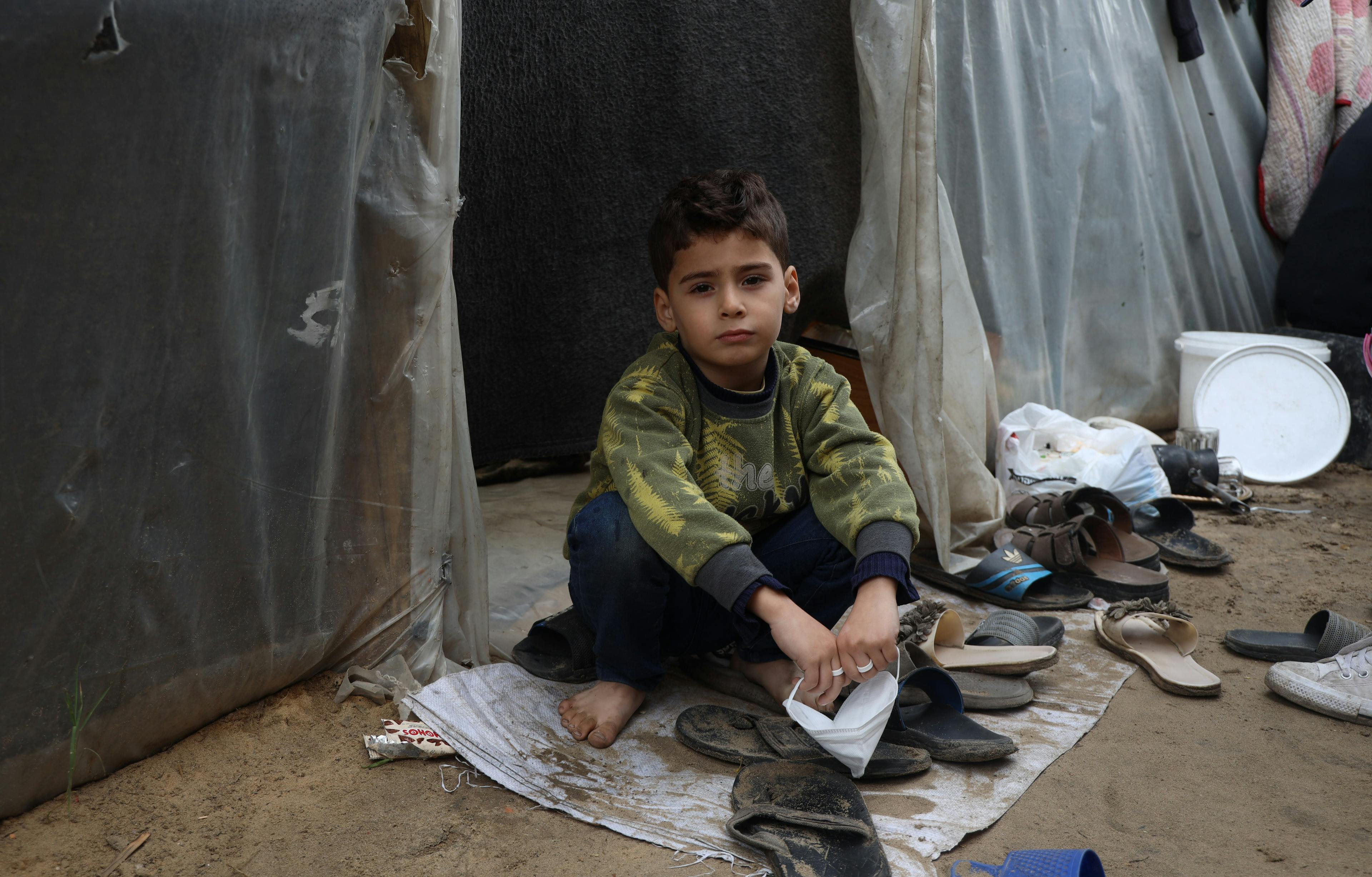 Pojke vid tält - Gaza 2024 - cropped 
