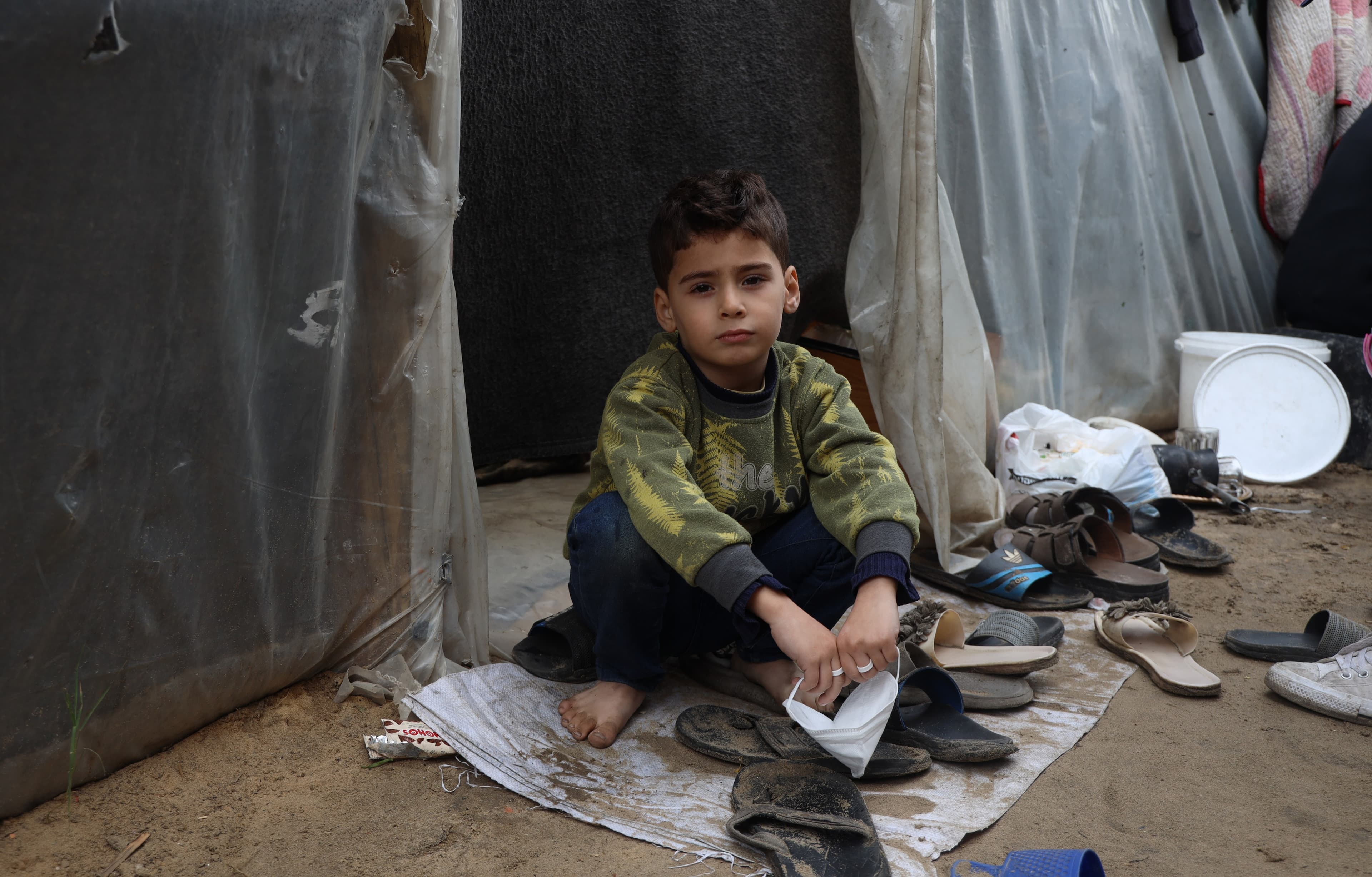 Pojke vid tält - Gaza 2024 - cropped