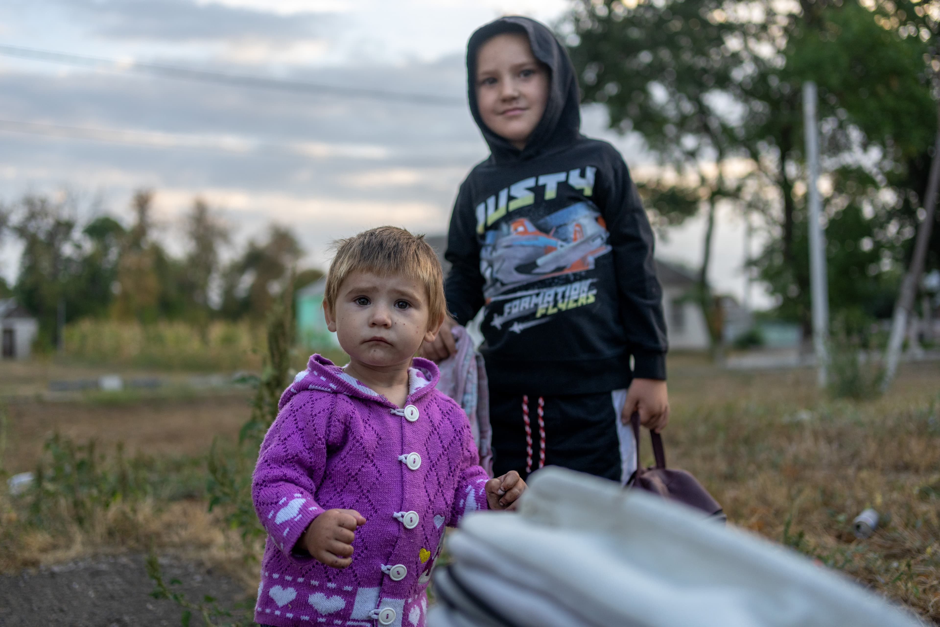 Barn som väntar på buss - evakuering - Ukraina 2024