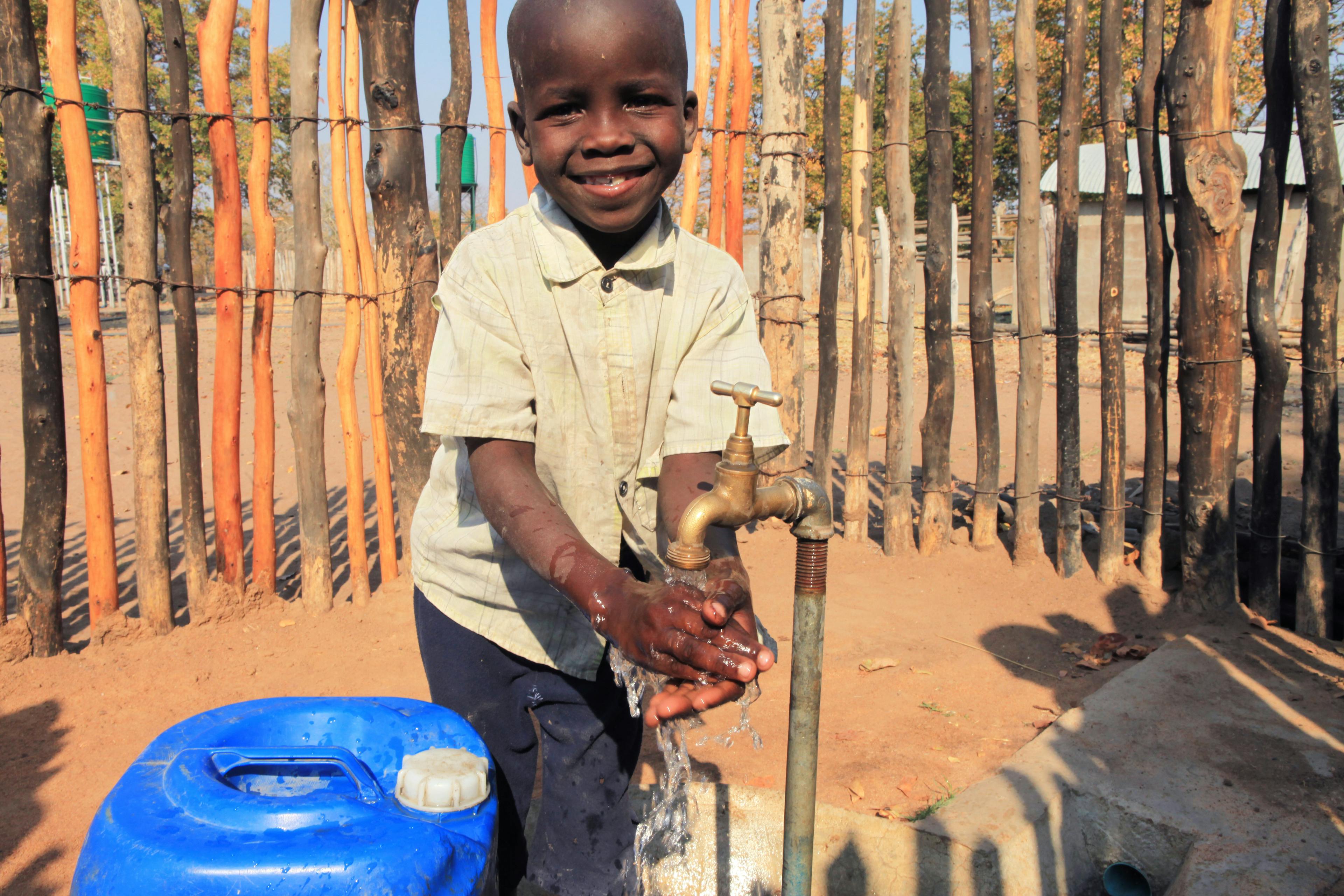 Solceller ger rent vatten i Zimbabwe