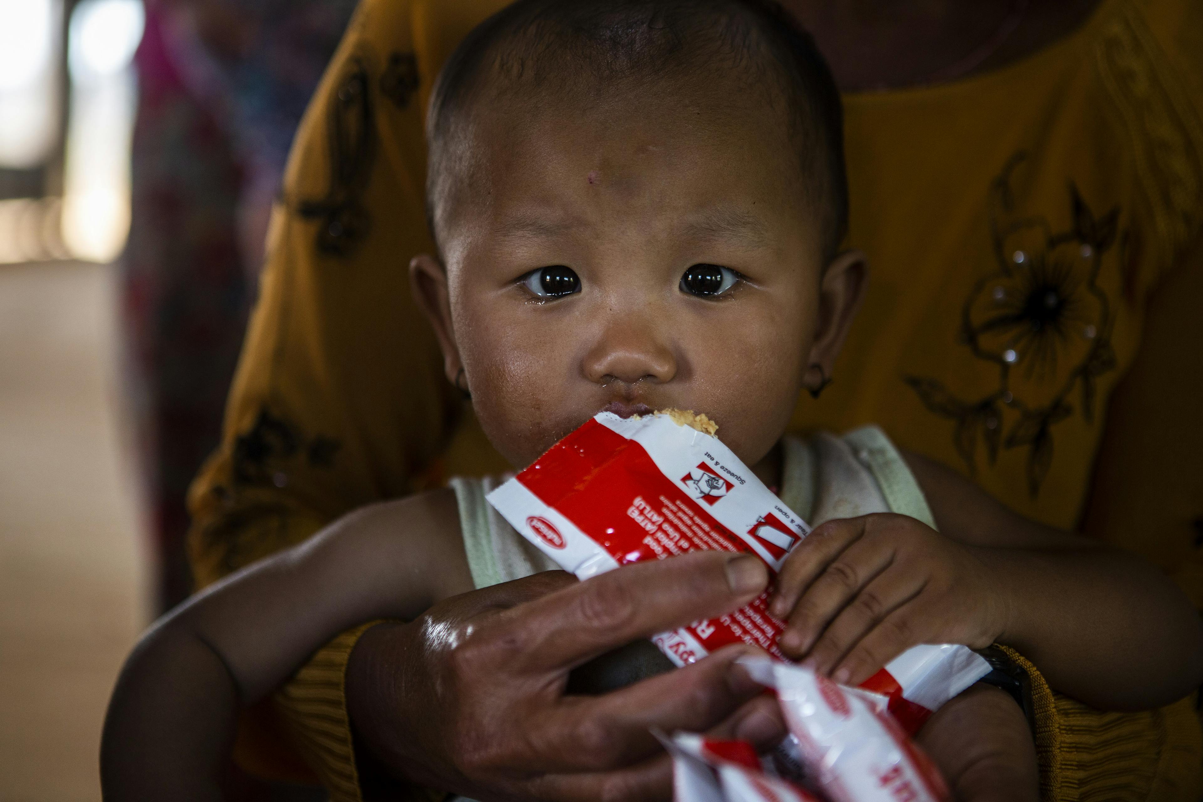 Barn får nötkräm - Myanmar - 2021