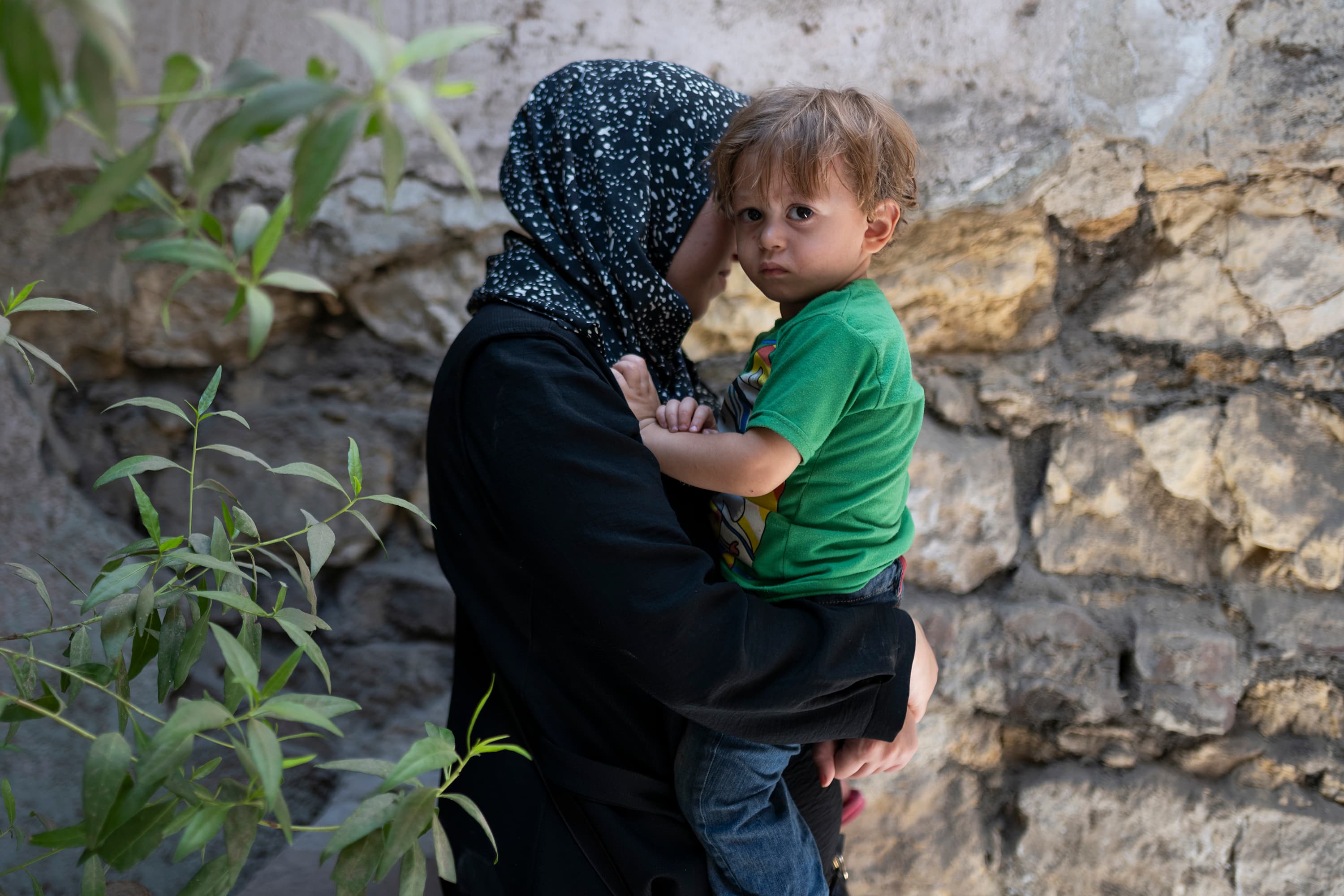 Barn i famn - Gaza & Egypten 2024 - cropped mobile