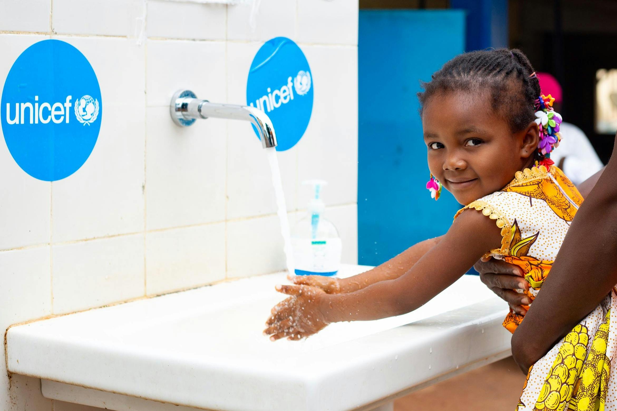 Flick tvättar händerna - Elfenbenskusten