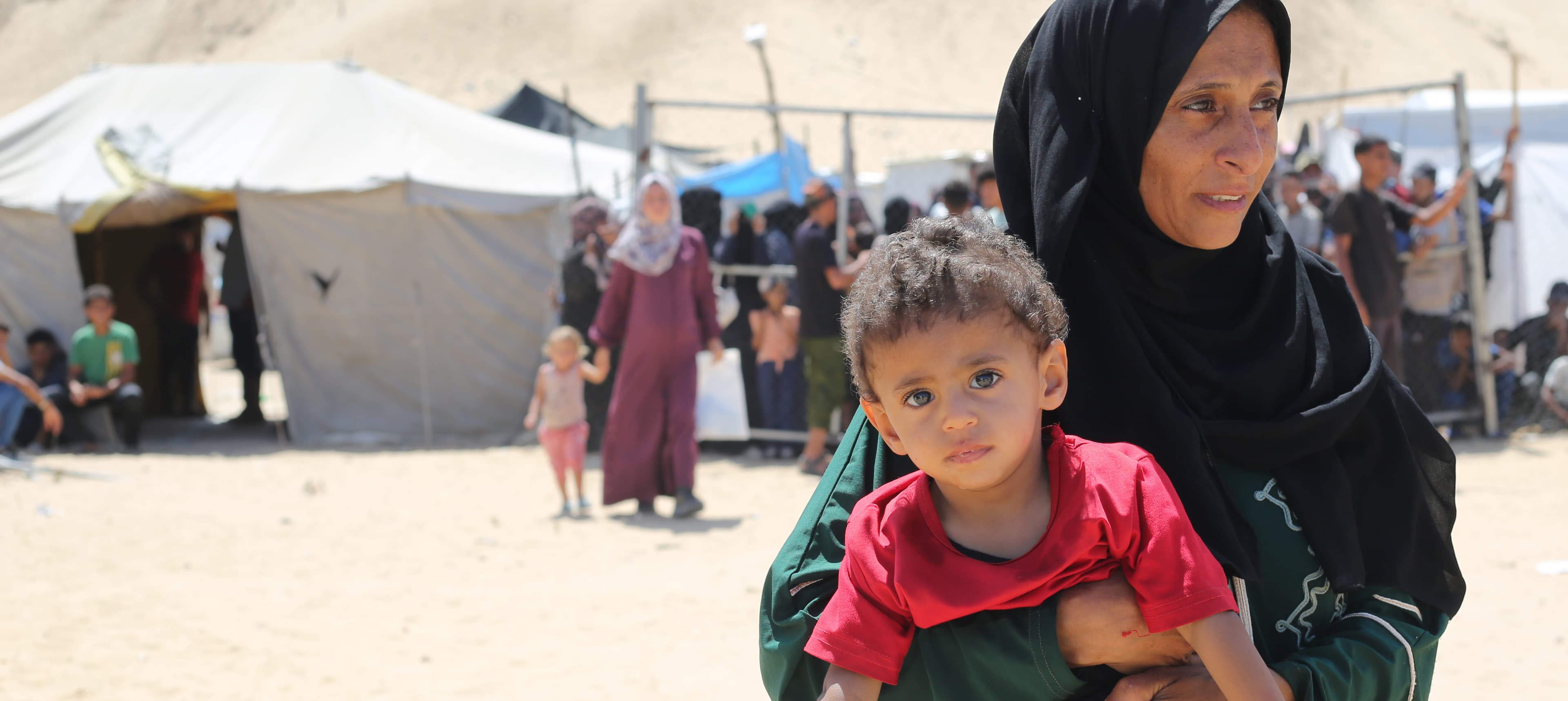 Barn i mammas famn - Gaza maj 2025 - cropped desktop