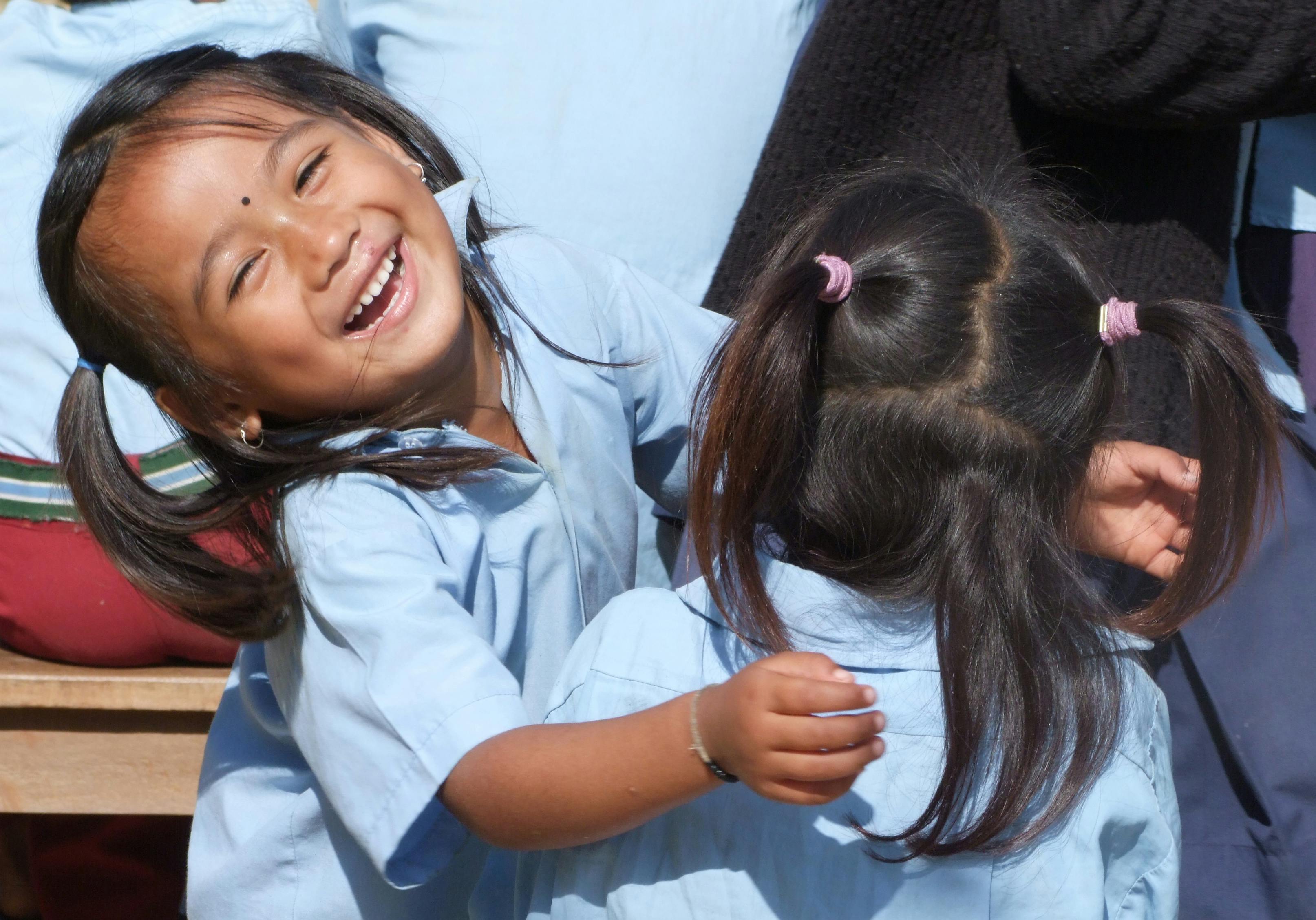 Flickor leker på en förskola i Nepal