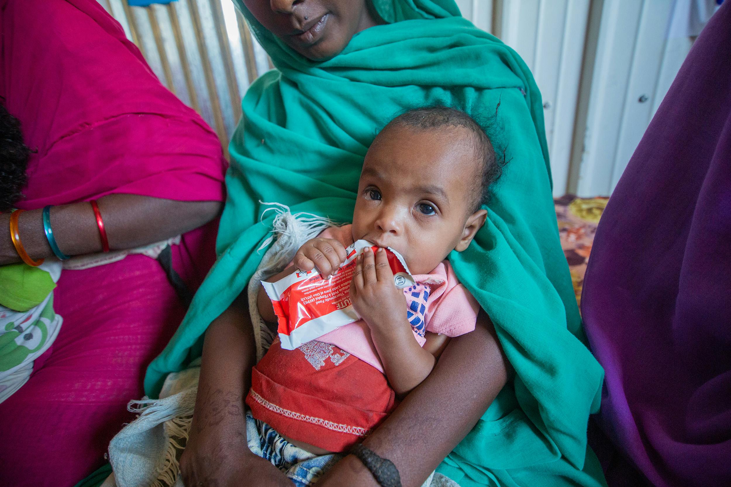 Flicka i famn - Sudan 2024