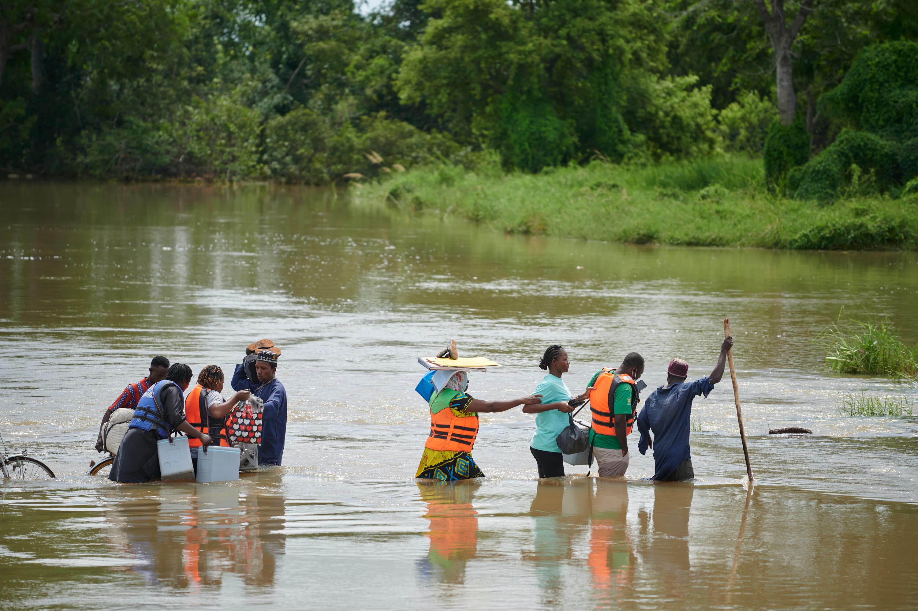 Vaccin transporteras över flod – Ghana 2024