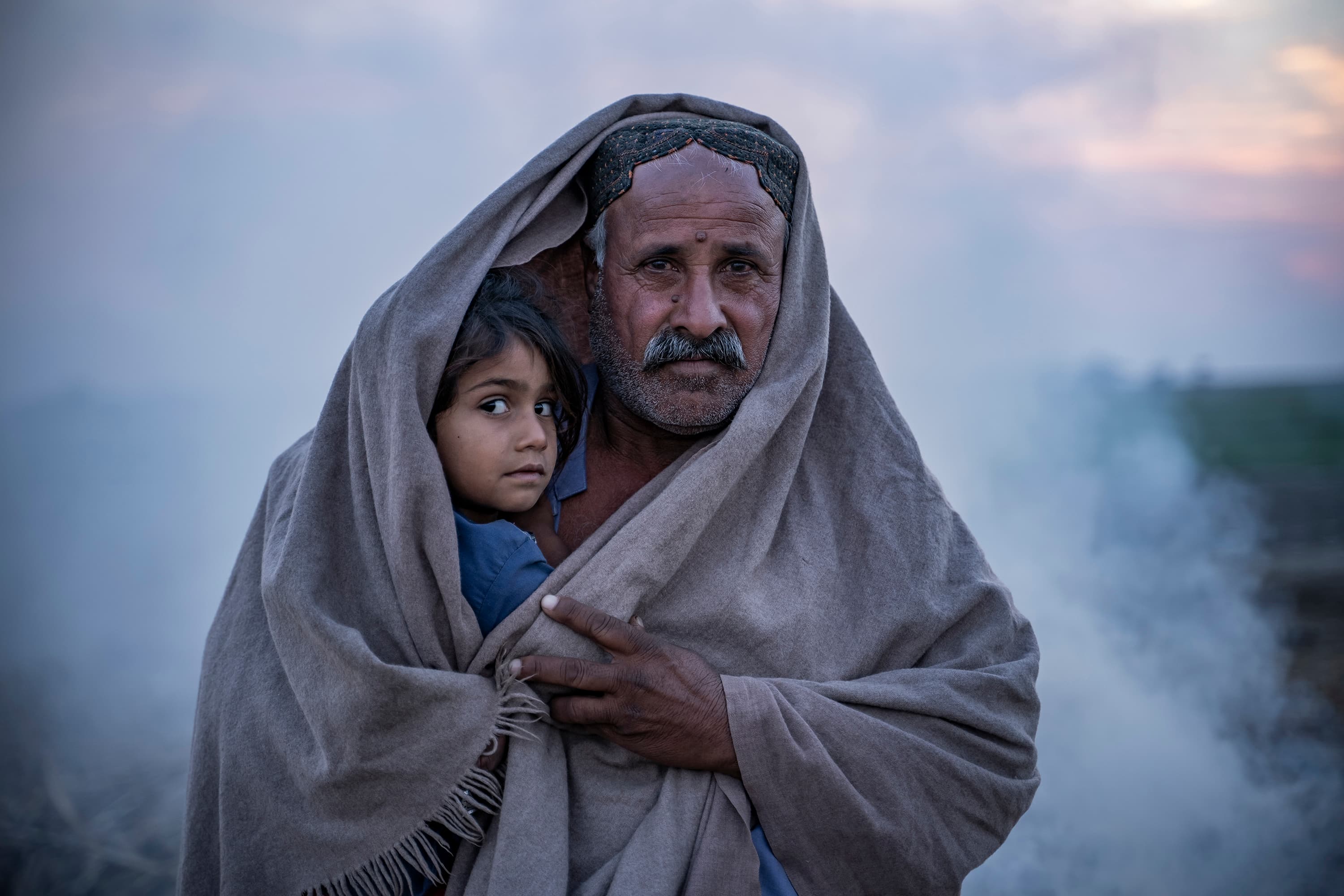 Barn i pappas famn - Pakistan 2023