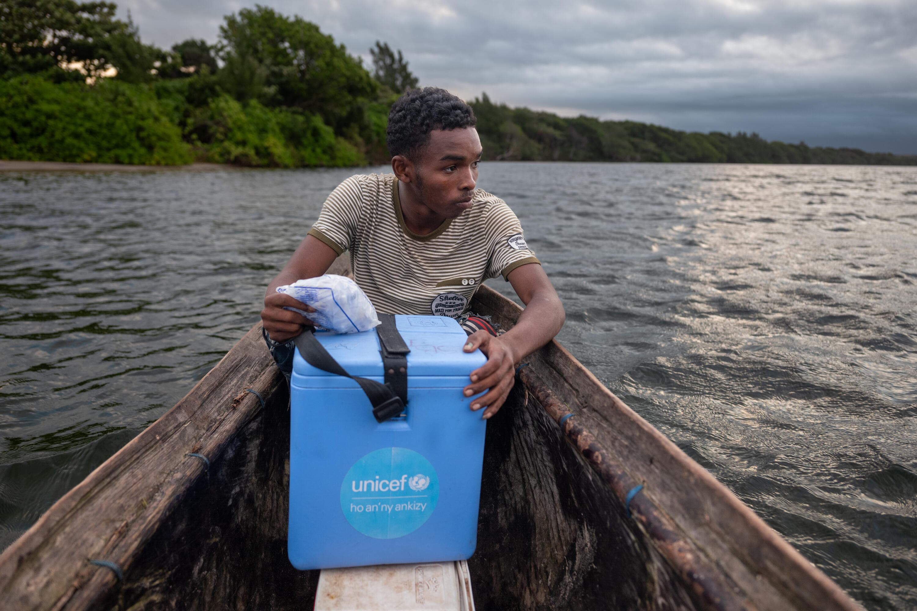 Vaccinatör levererar med båt – Madagaskar 2024