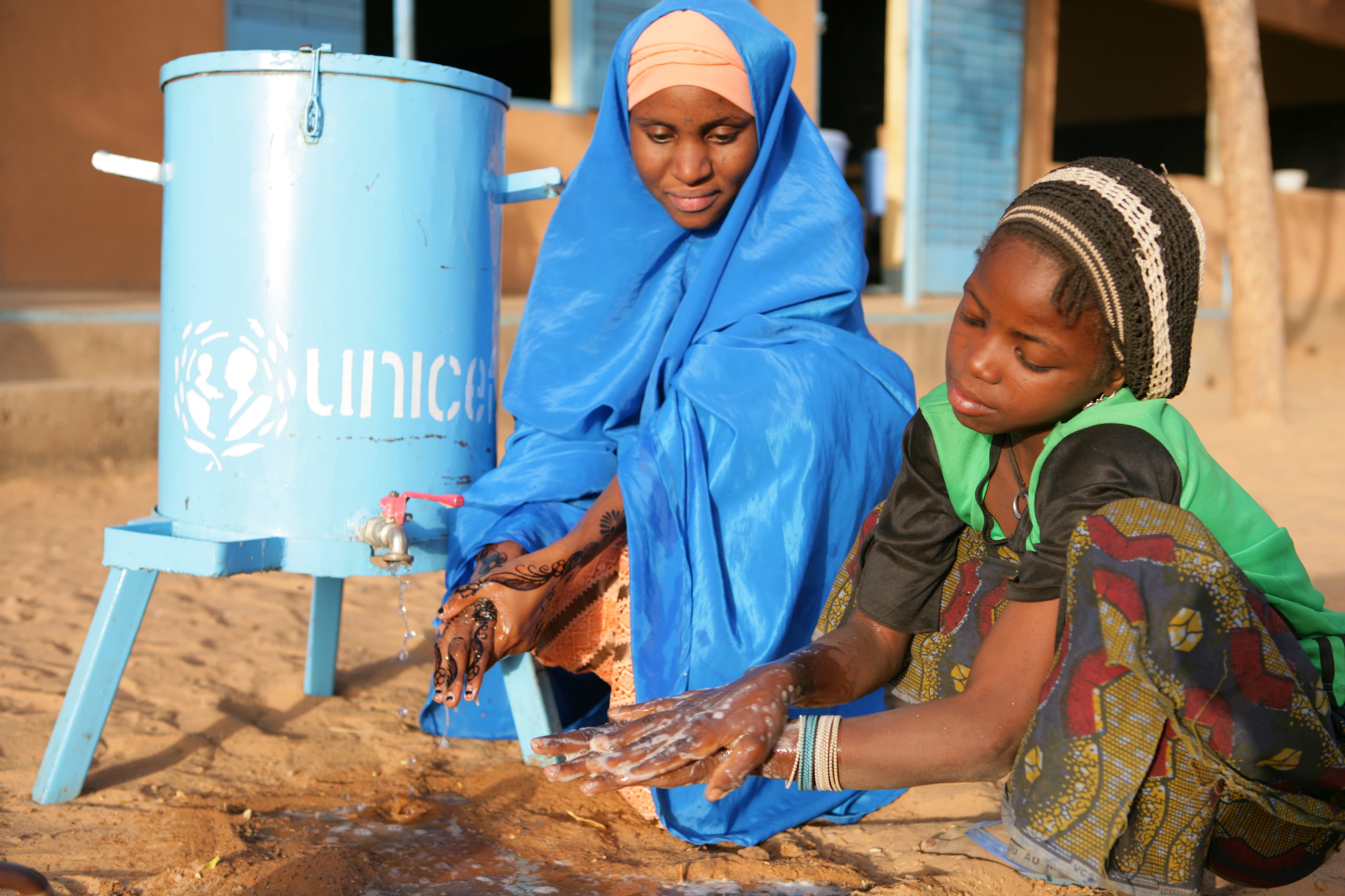 En flicka lär sig tvätta händerna