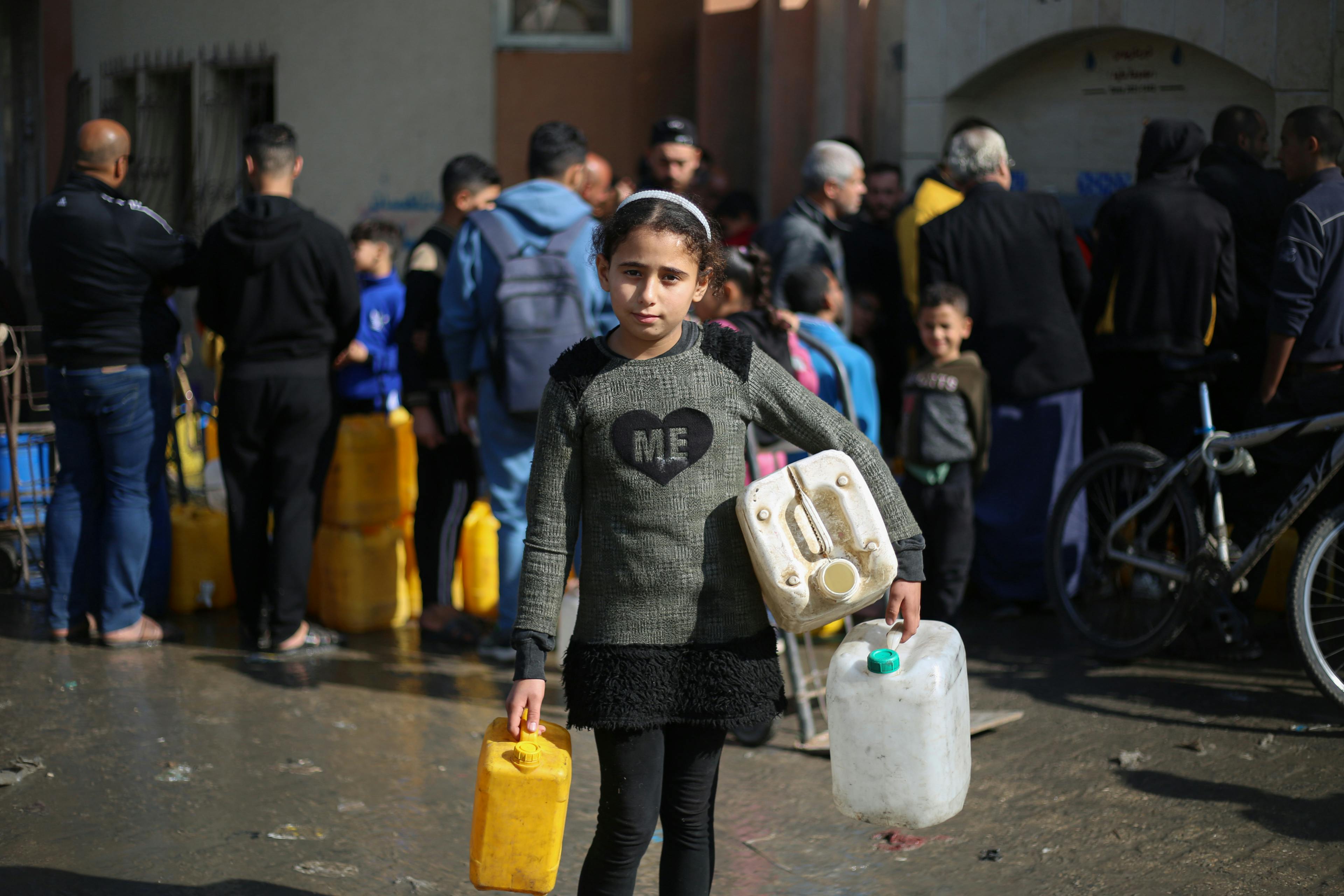 Flicka med vatten - Gaza 2024