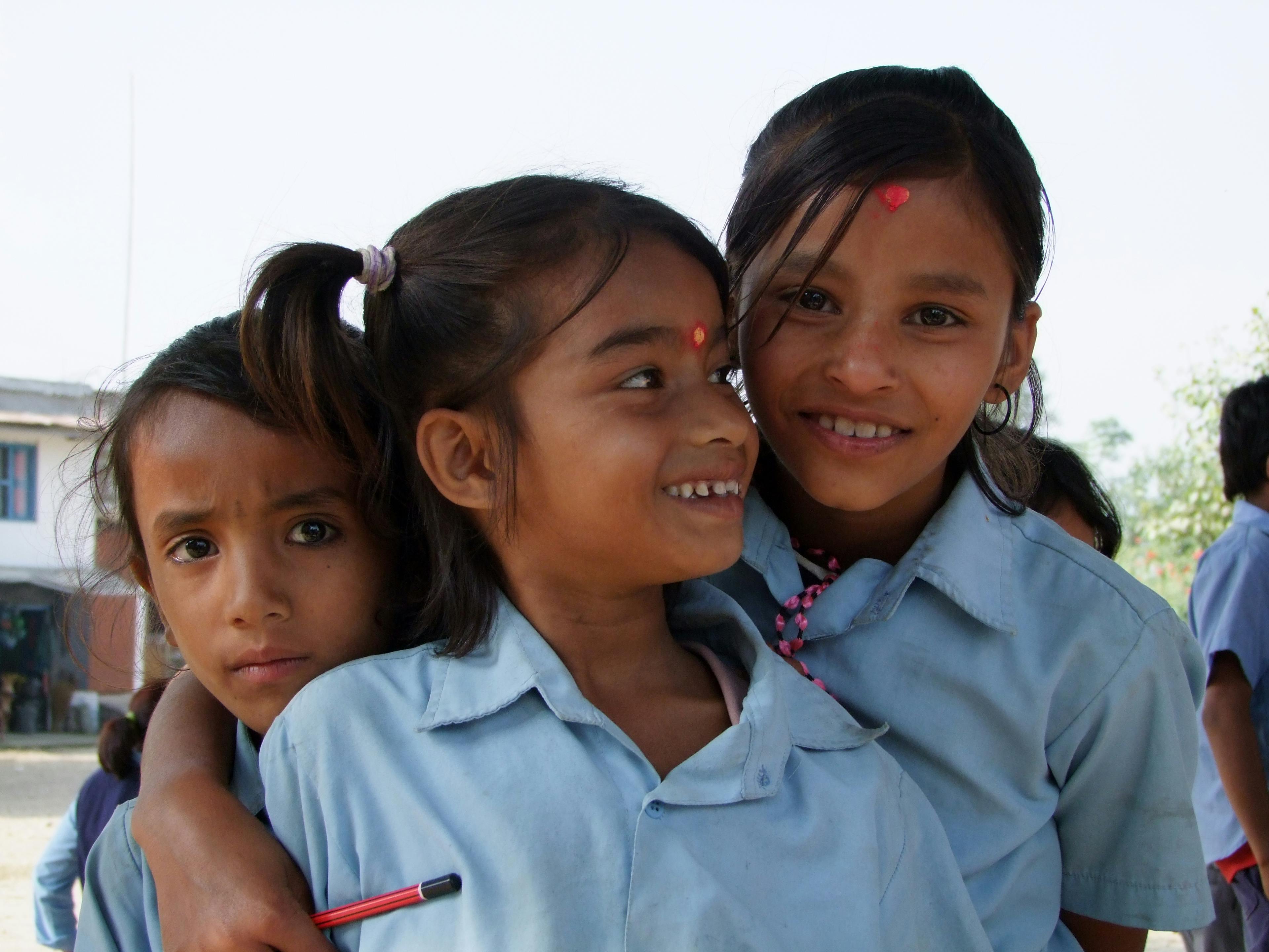 Tre skolflickor i Nepal