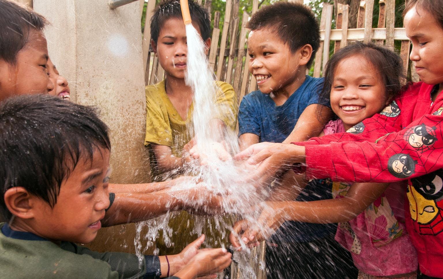 Barn i Laos glada över nytt vatten