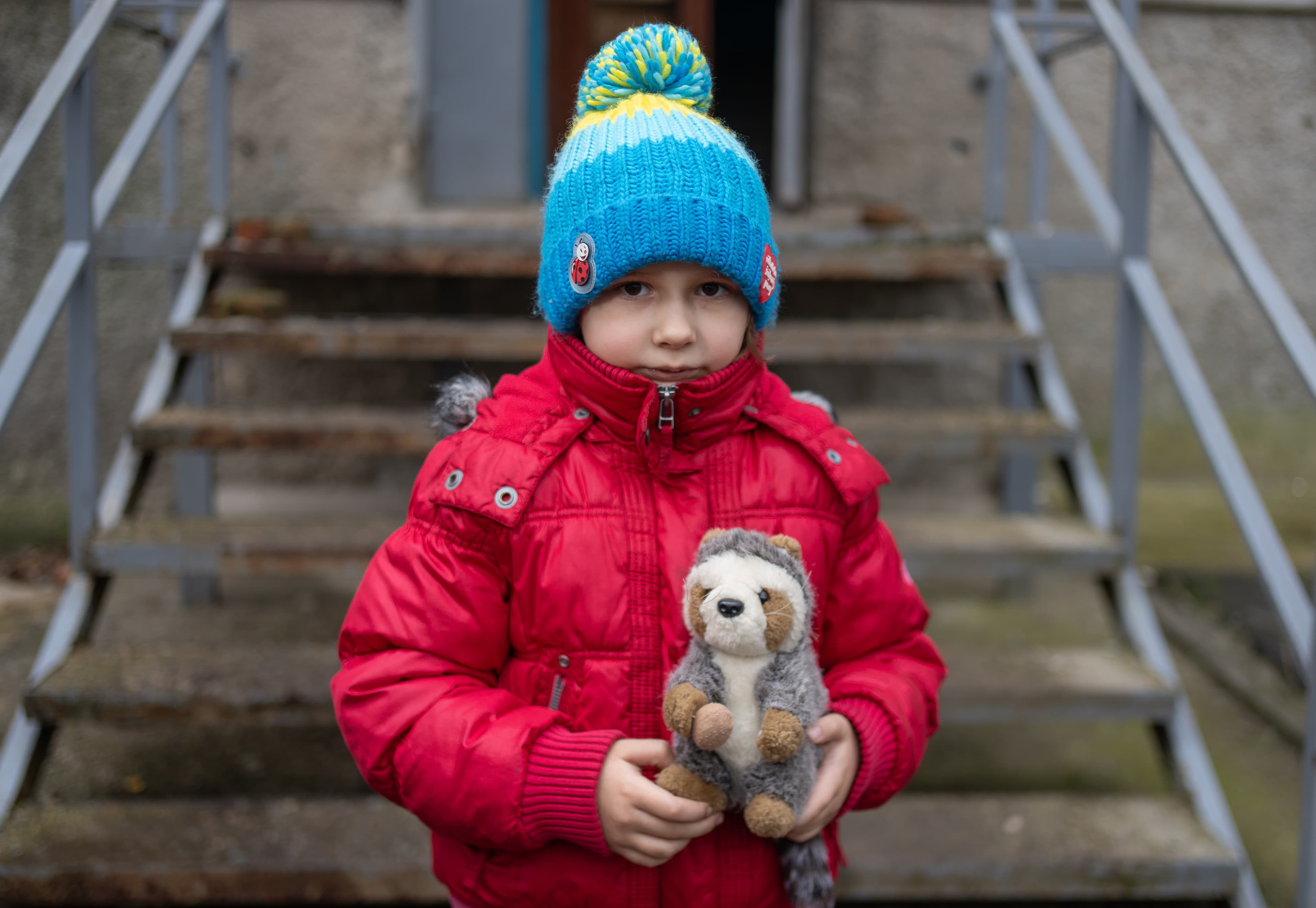 Flicka under vintern - Ukraina 2025 - cropped mobile