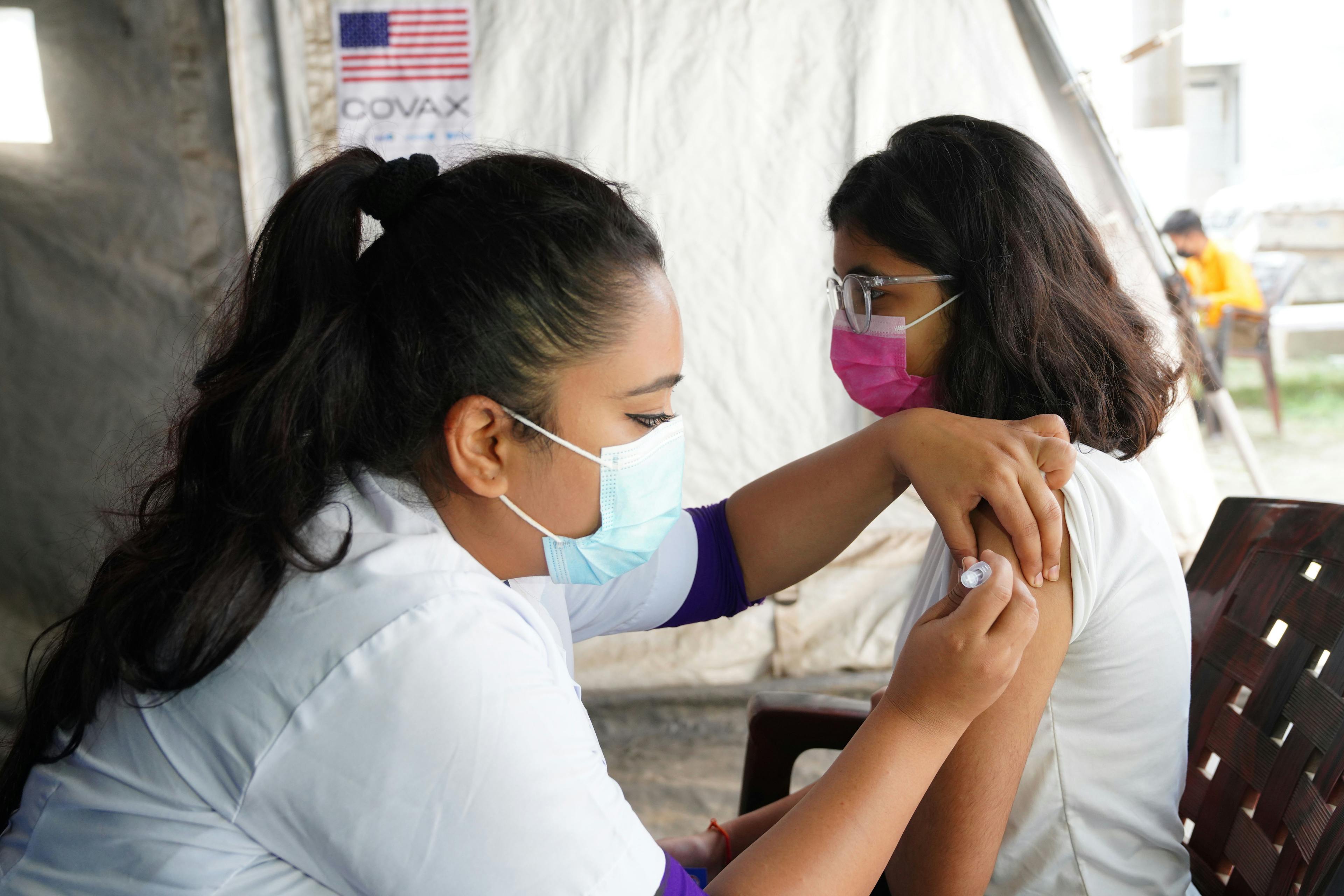 Flicka vaccineras i Nepal - 2021